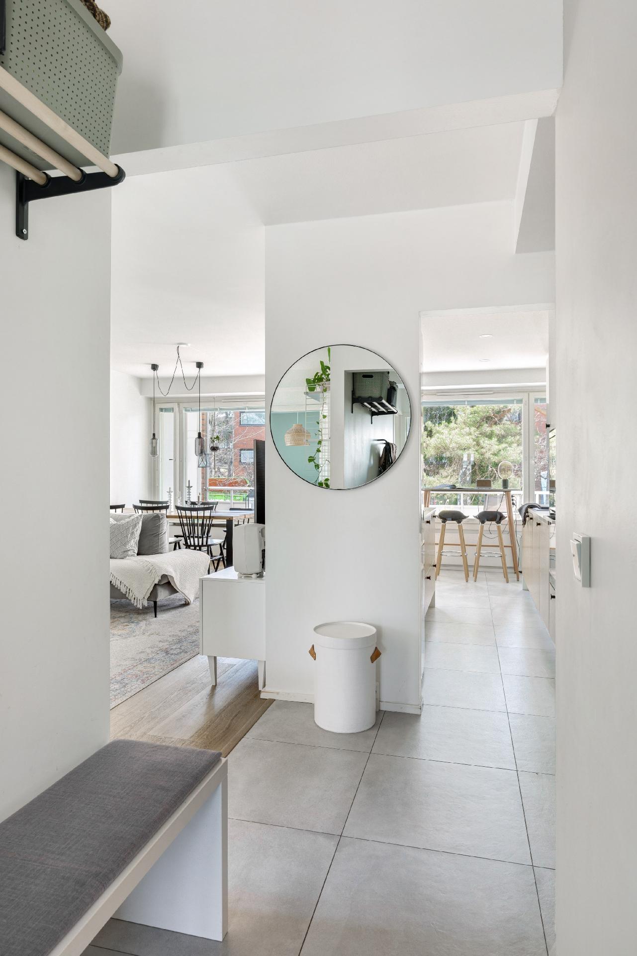 Eteisestä olohuoneeseen ja keittiöön päin