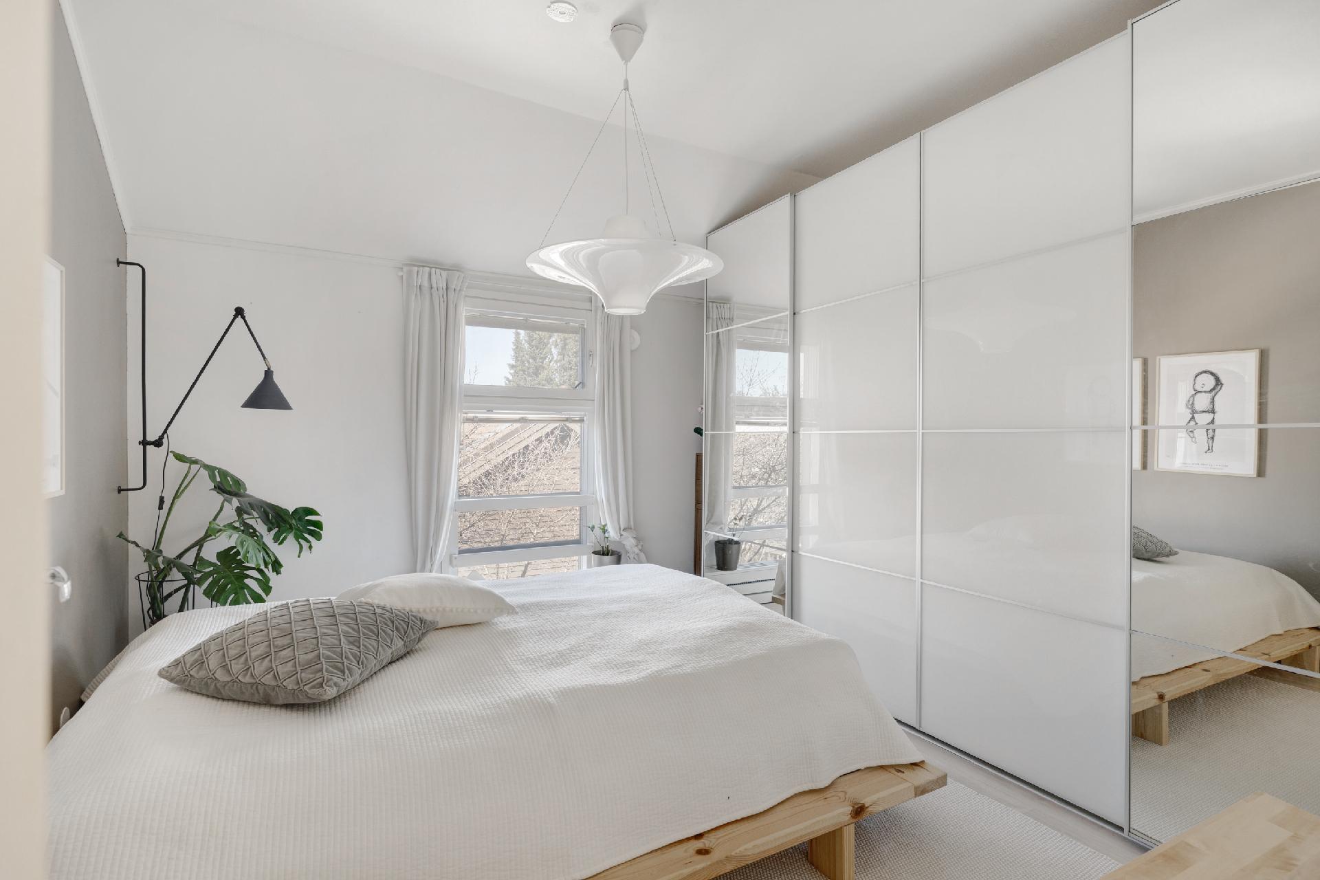 Yläkerran suurempi makuuhuone