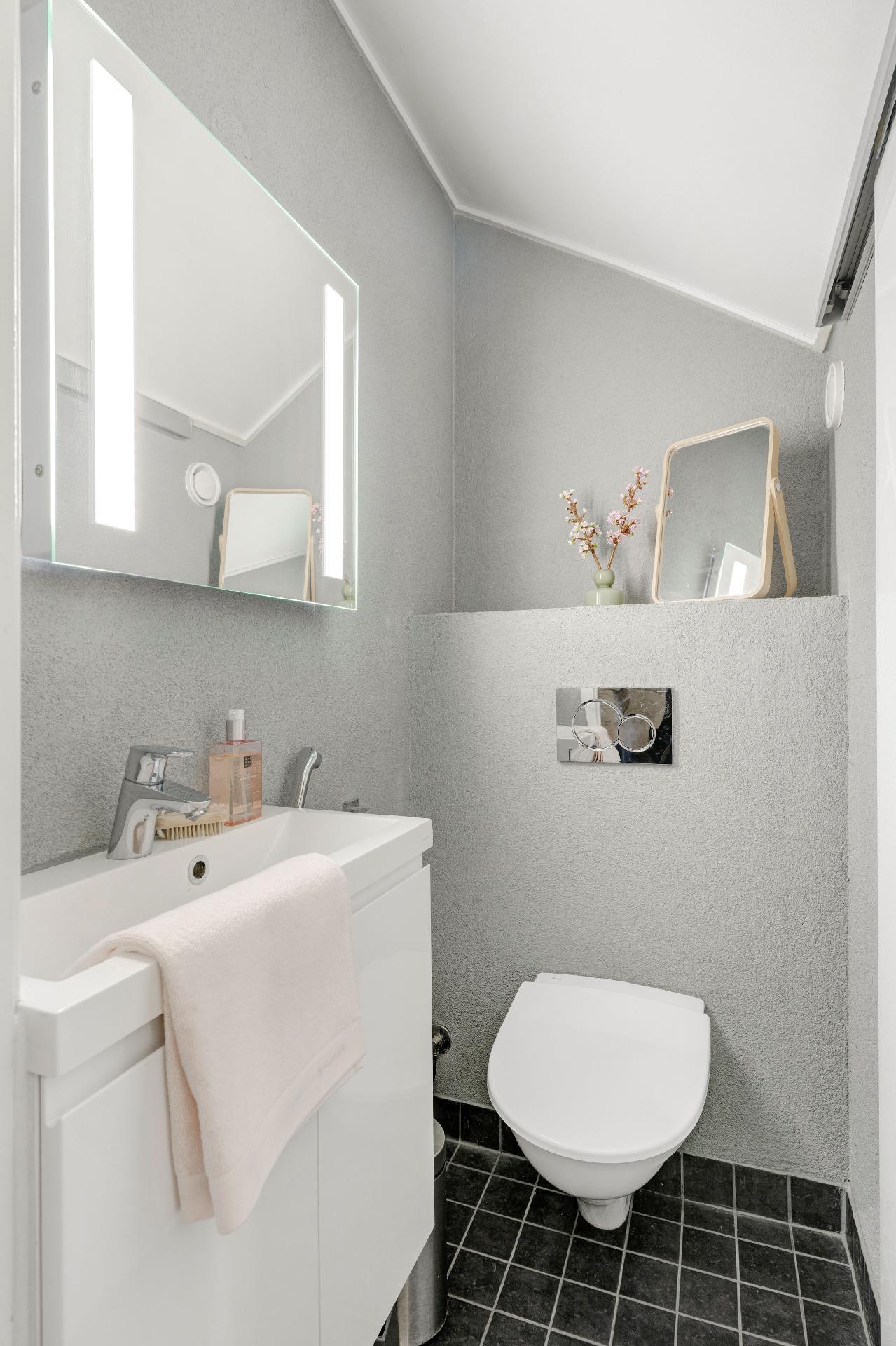 Yläkerran erillinen wc, jonka yhteydessä varasto