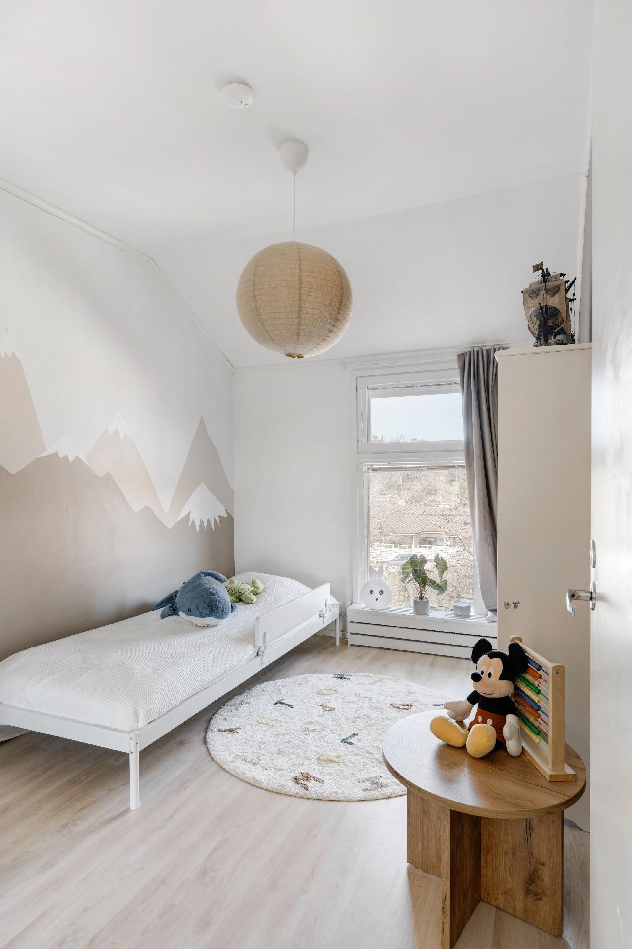 Yläkerran pienempi makuuhuone