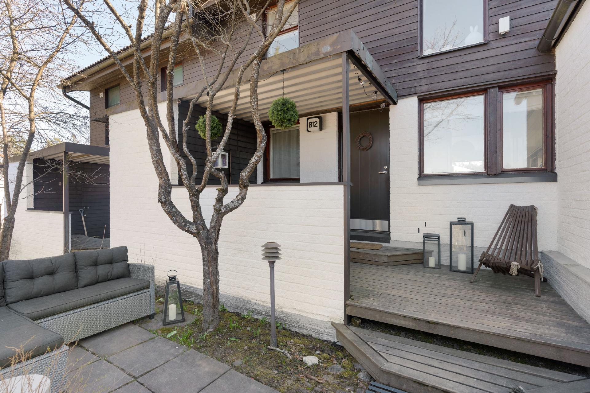 Sisääntulon edessä ilta-auringon puolella terassi