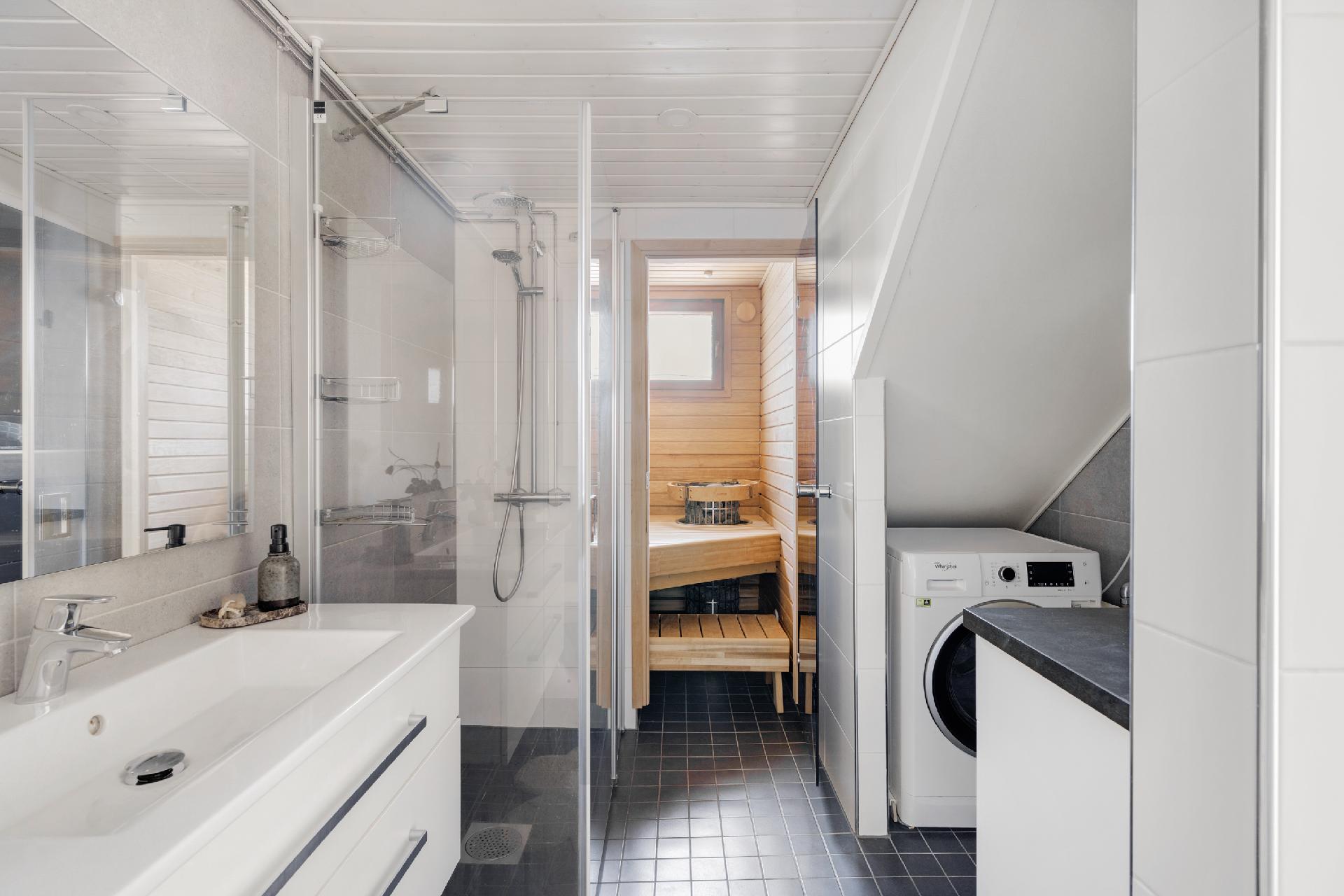 Kylpyhuoneessa myös kodinhoitonurkkaus