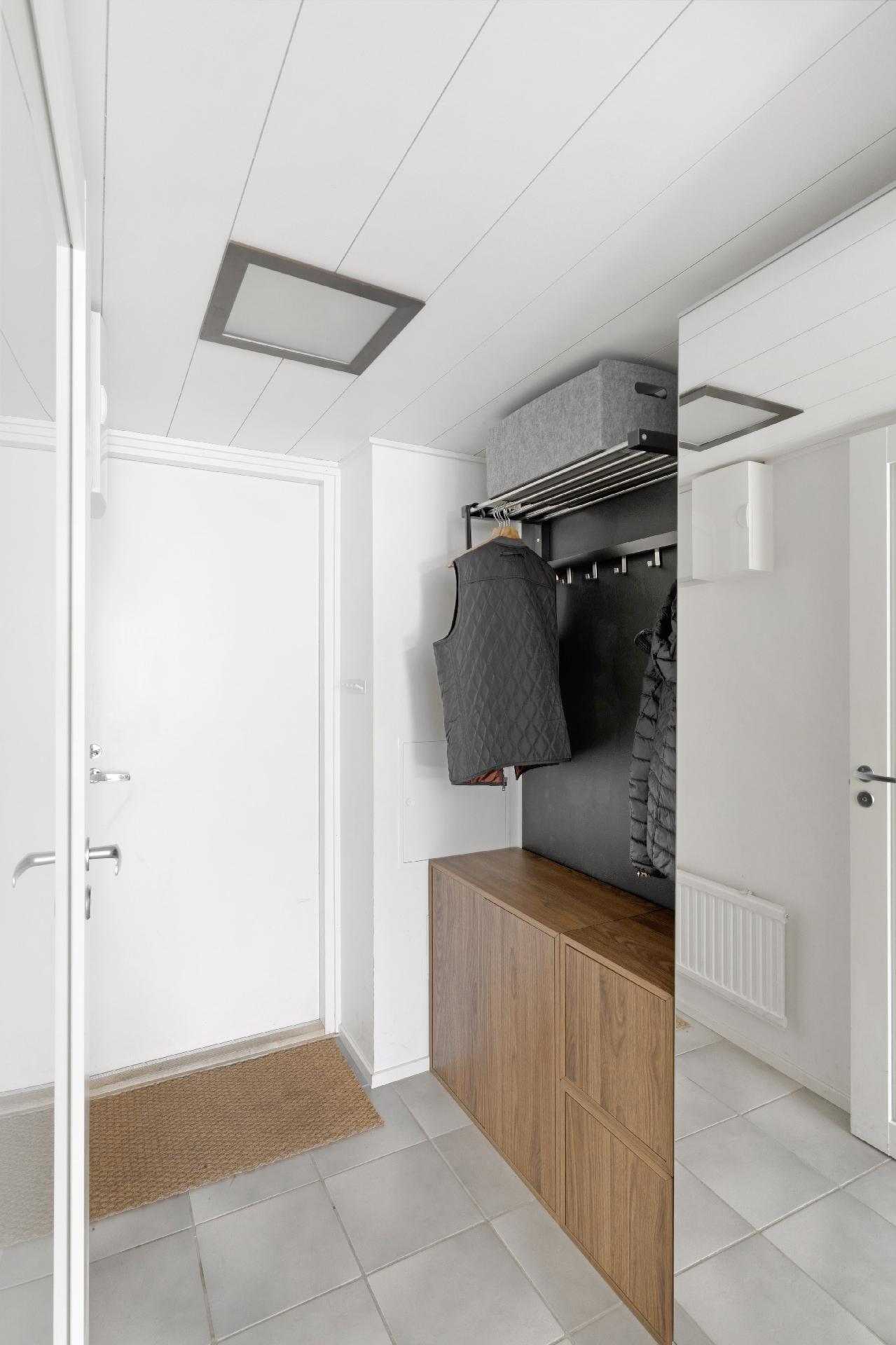 Eteisessä tilaa takeille