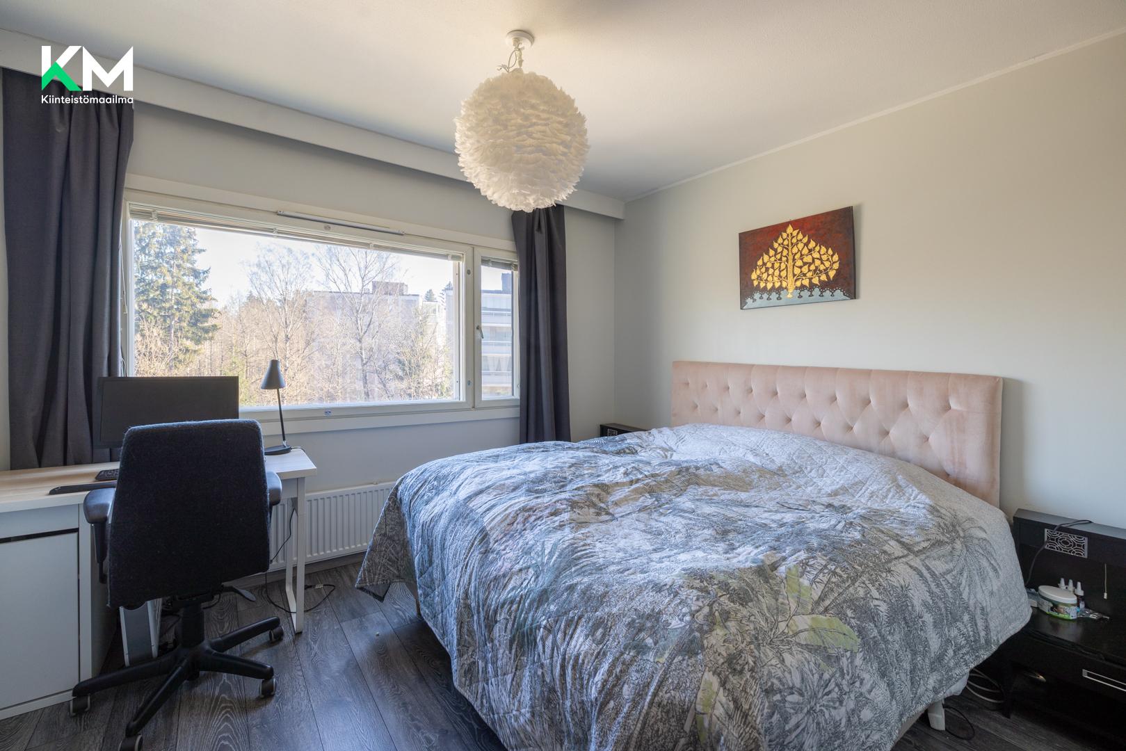 Makuuhuone eteisen suunnalta