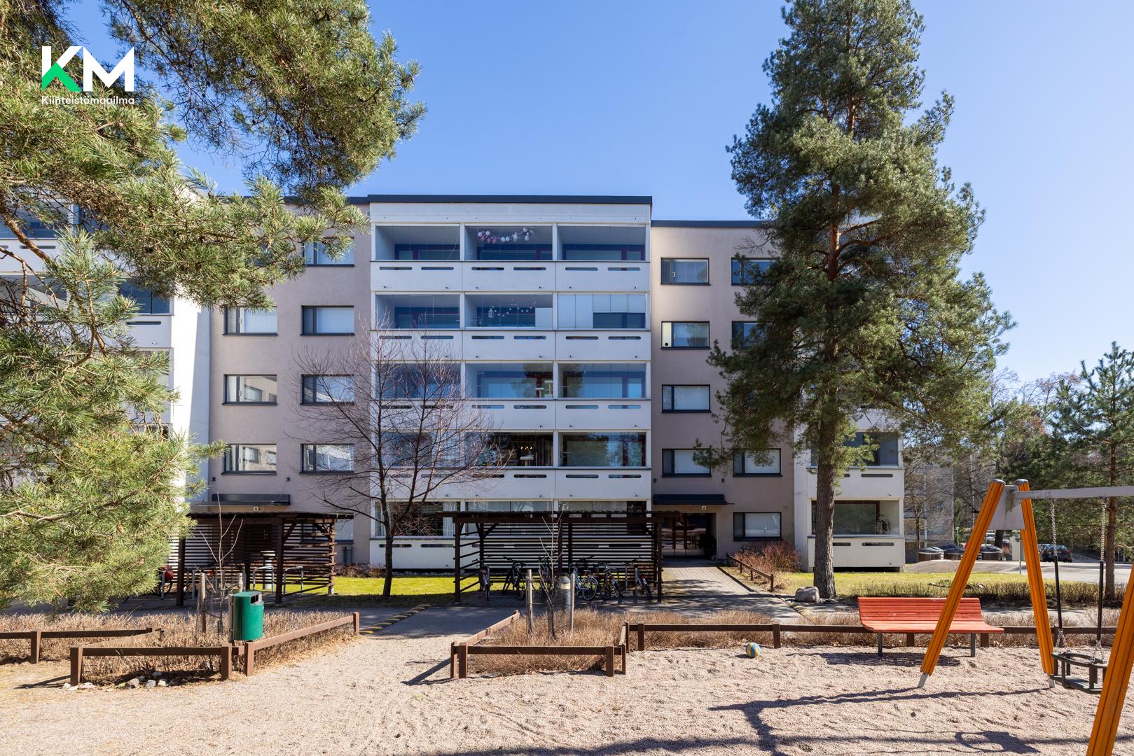 Leikkialue ja A-talon rakennus