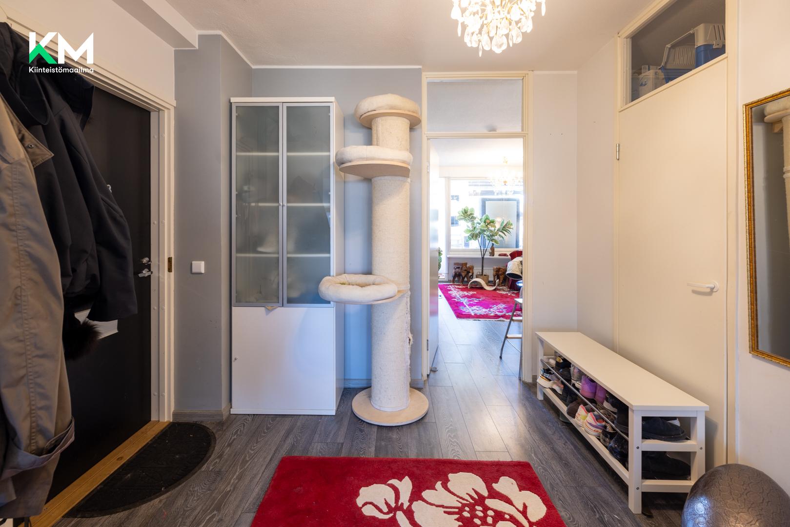 Eteinen keittiön suunnalta