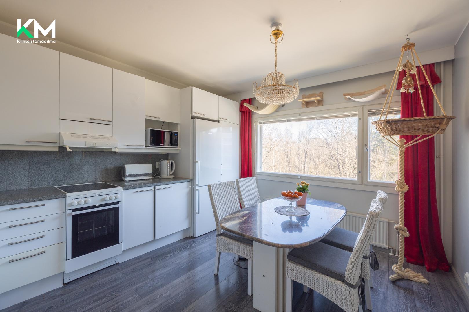 Keittiö eteisen suunnalta 