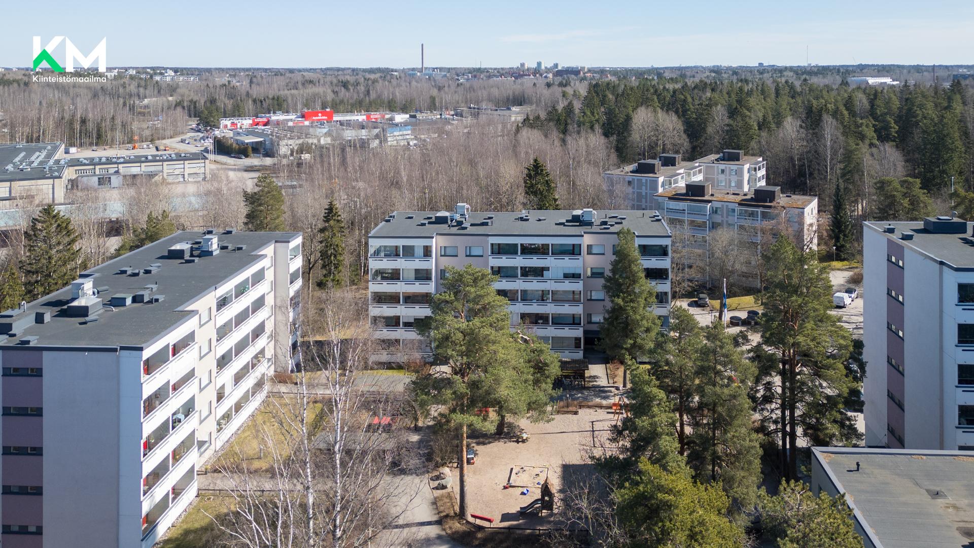 Ilmakuva suoraan kohti A-rakennusta 