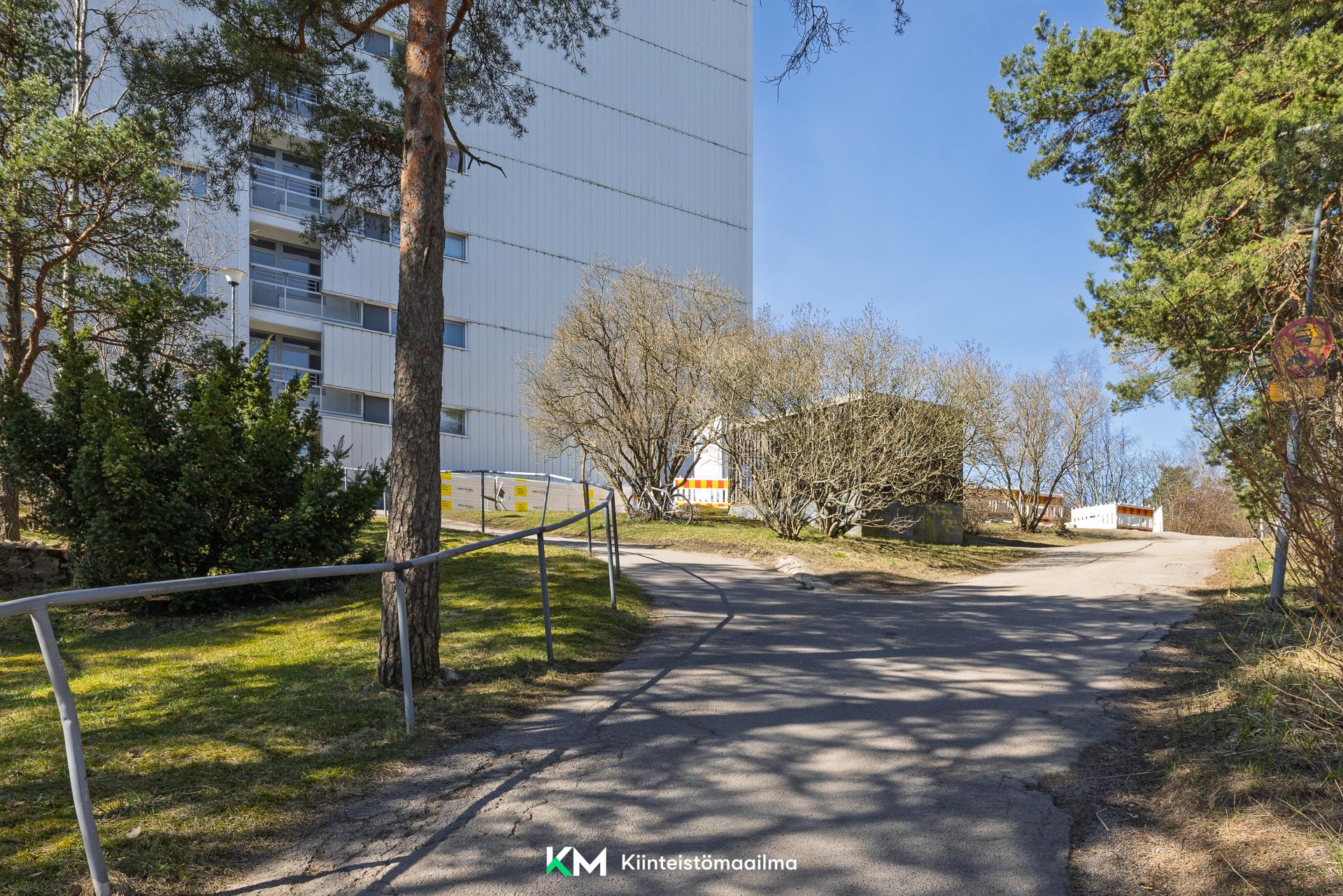 Käynti taloyhtiön pihaan