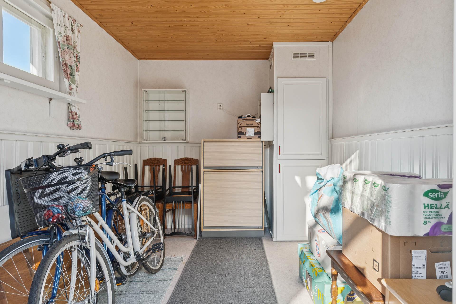 varastohuone, omalla sisäänkäynnillä