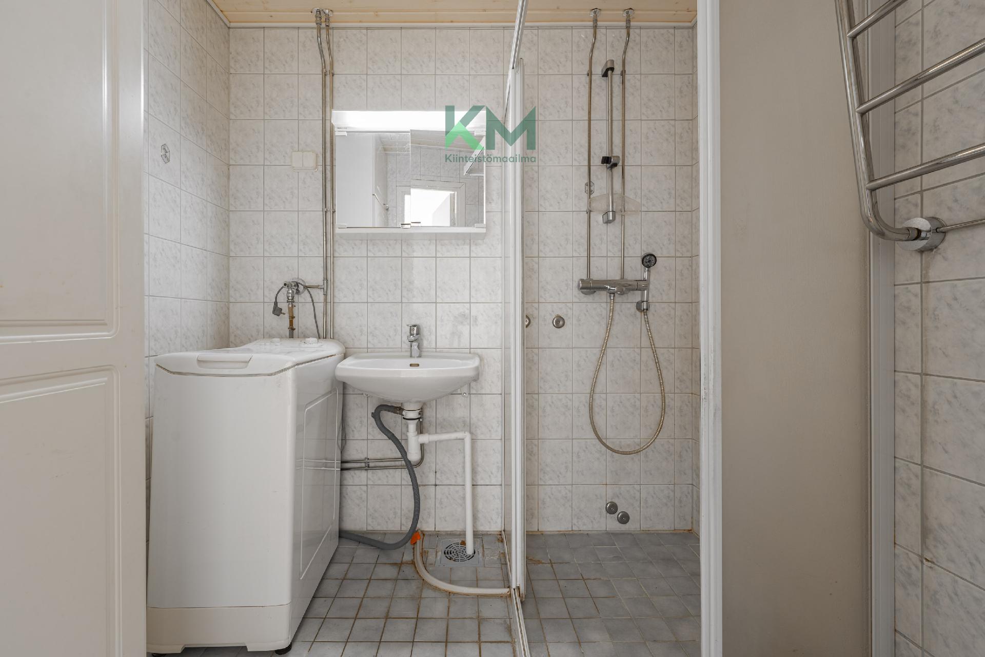 Kylpyhuone johon jää halutessaan pesukone