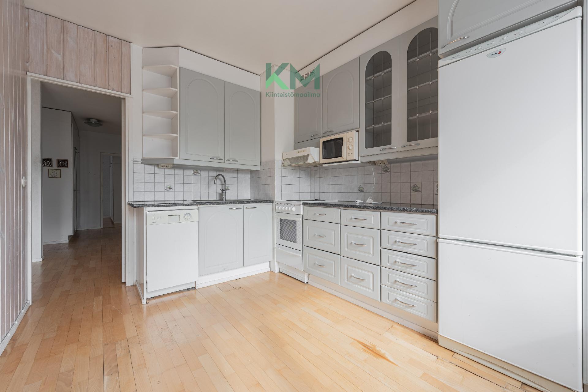 Keittiöön jää astianpesukone ja mikro