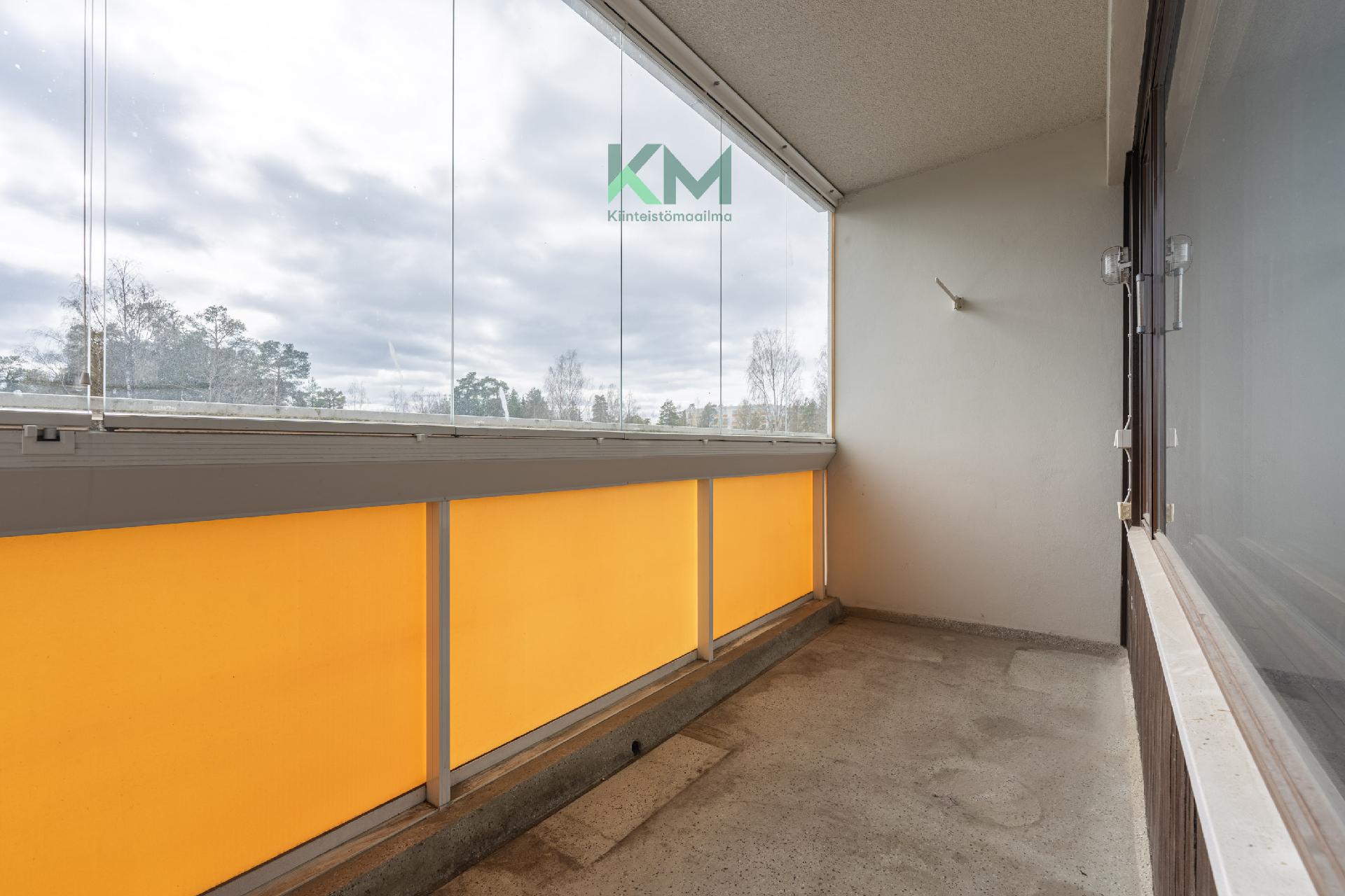 Lasitettu parveke ilta-aurinkoon päin