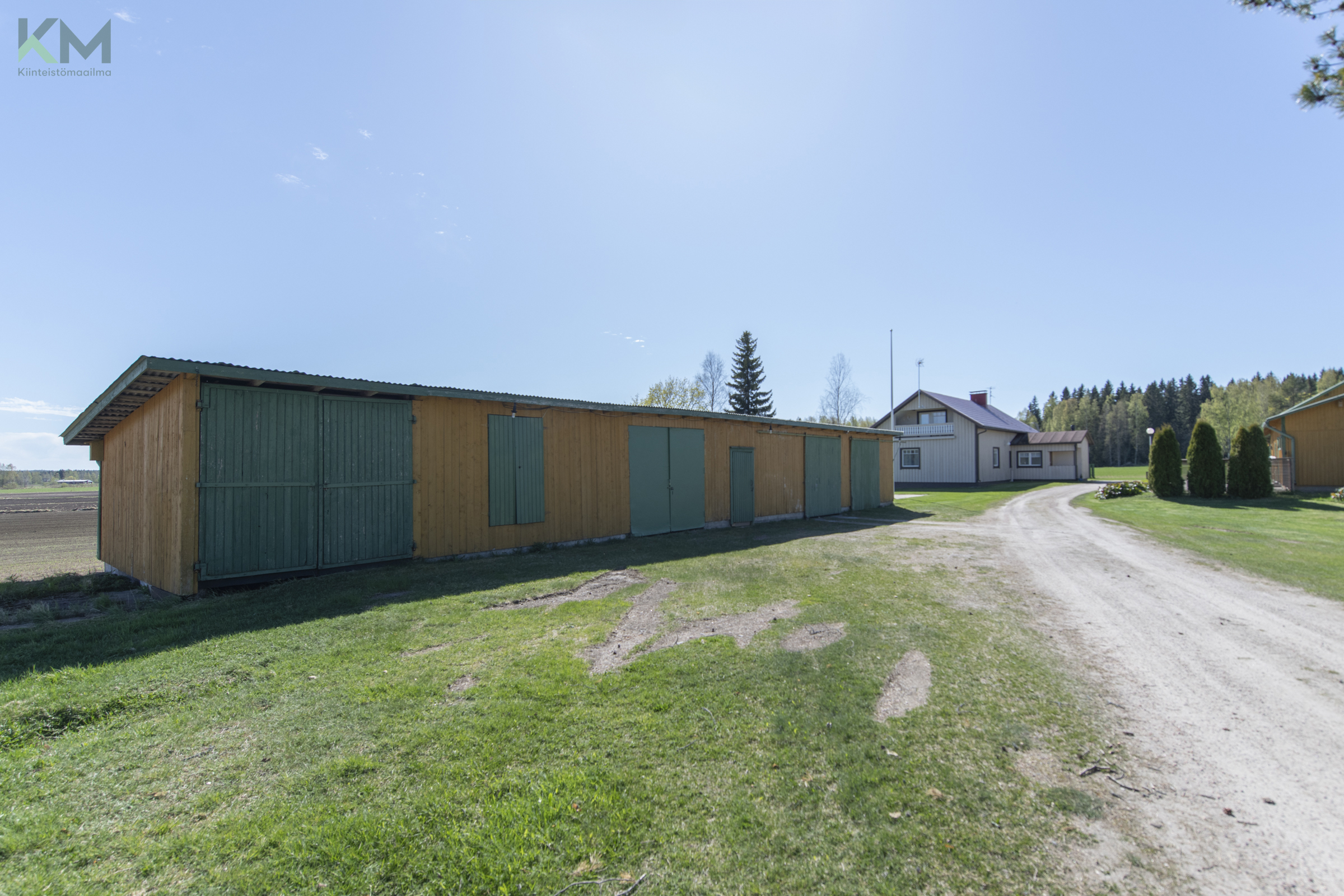 Traktoritalli, puuliiteri ja varastotiloja