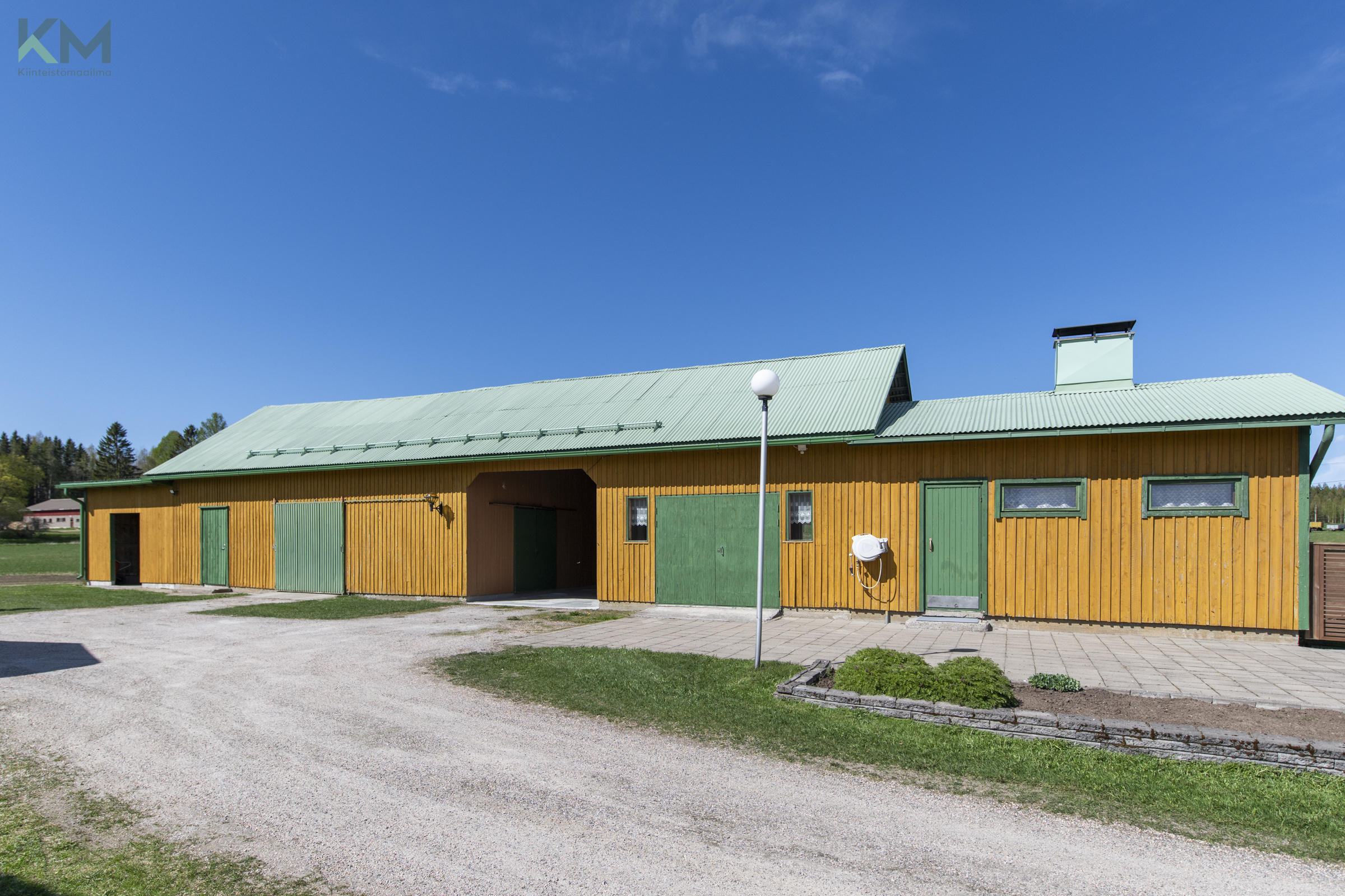 Autotalli, sauna- ja oleskelutilat, varastotiloja