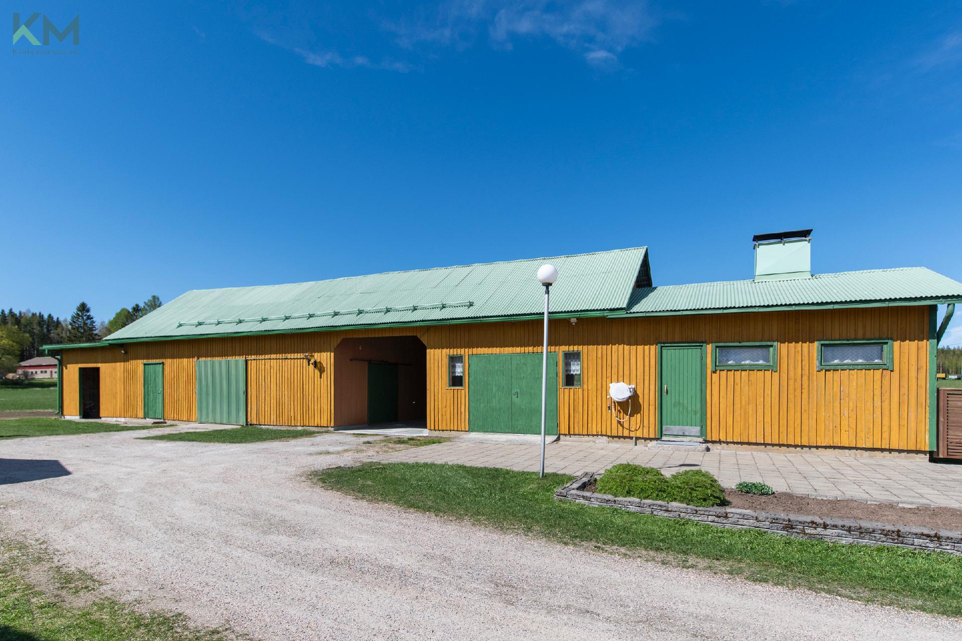 Autotalli, sauna- ja oleskelutilat, varastotiloja