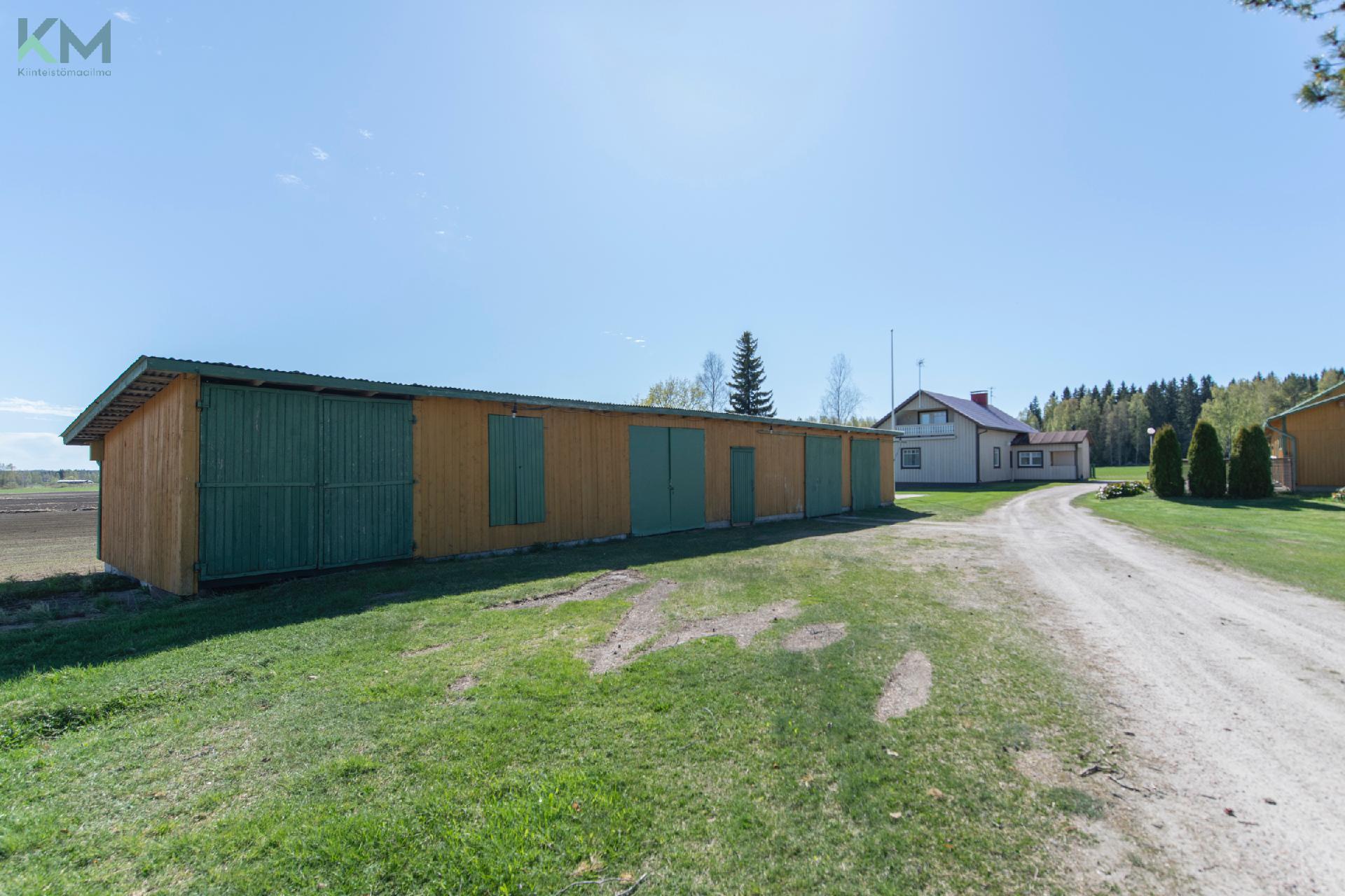 Traktoritalli, puuliiteri ja varastotiloja