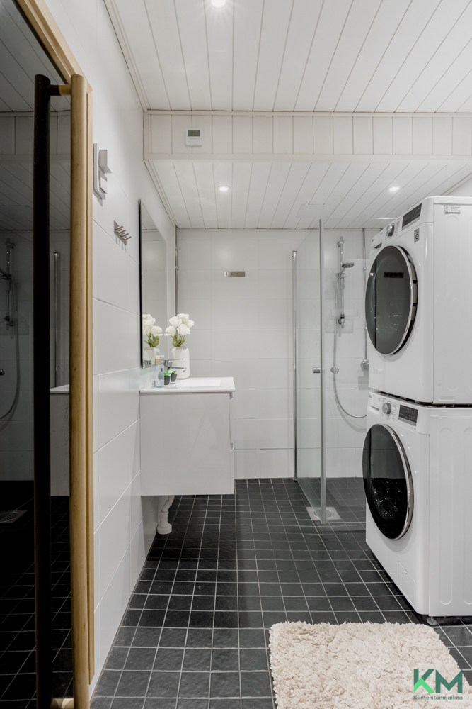 Alakerran kylpyhuone