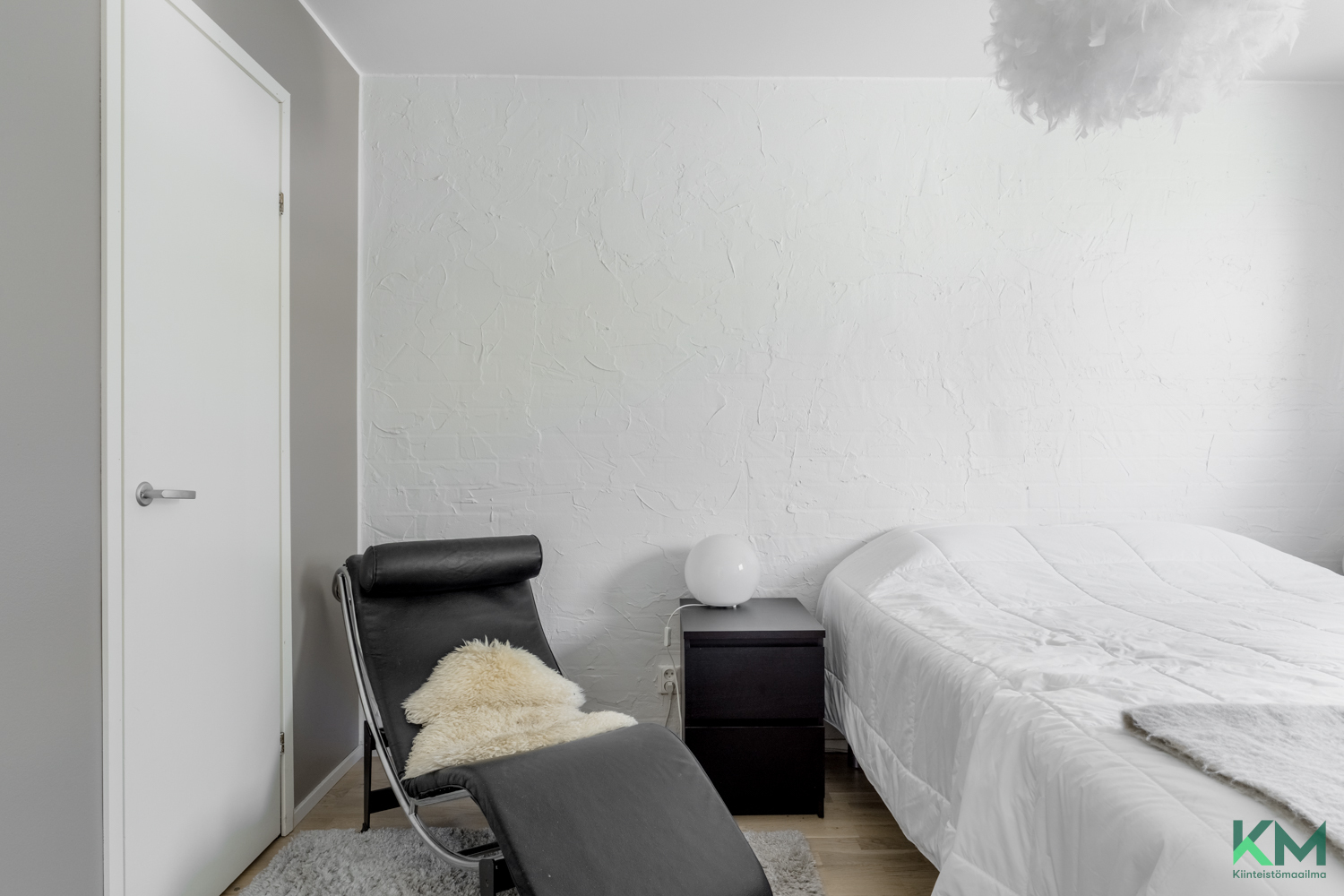 Yläkerran mh vaatehuoneella