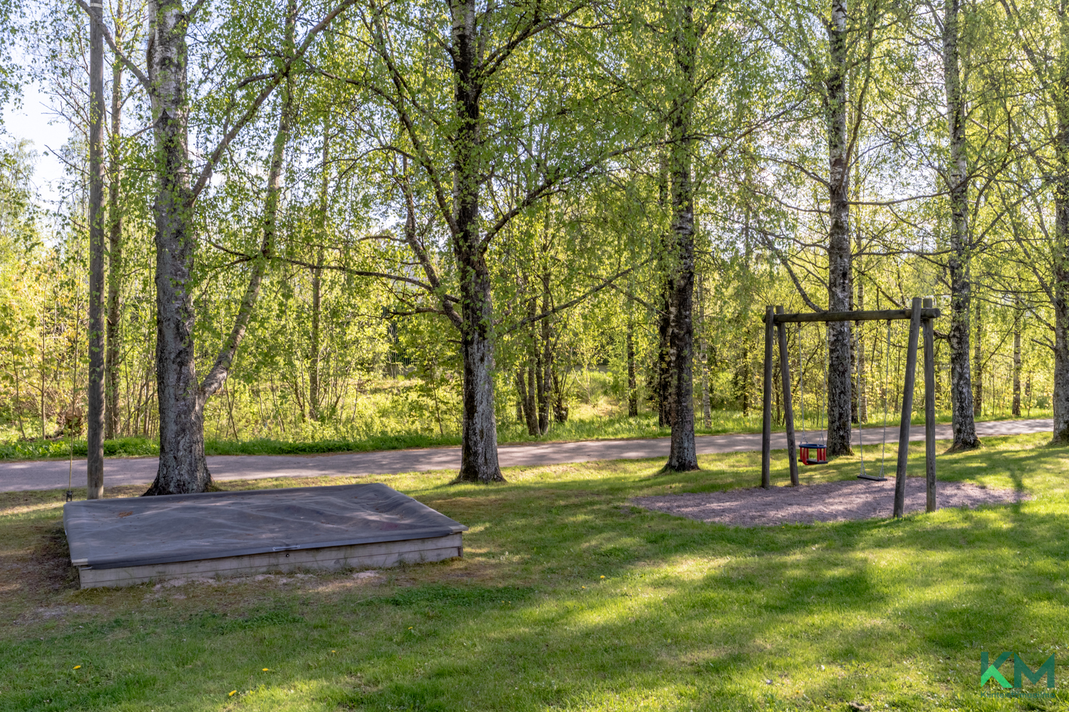 Pieni taloyhtiön lasten leikkipuisto