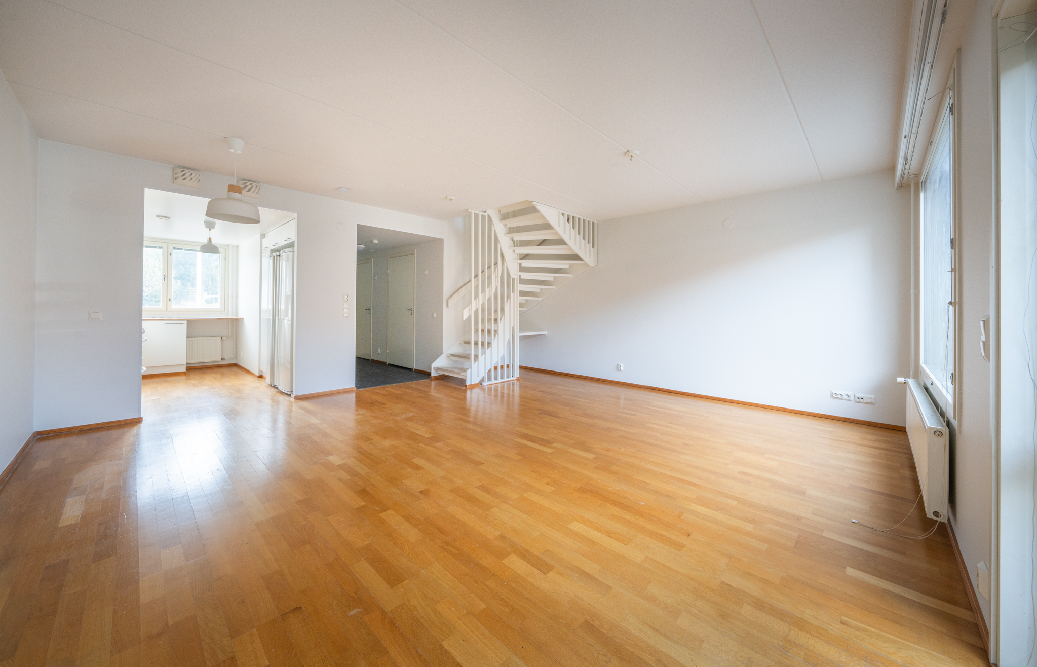 Olohuone, näkymä keittiön ja eteisen suuntaan