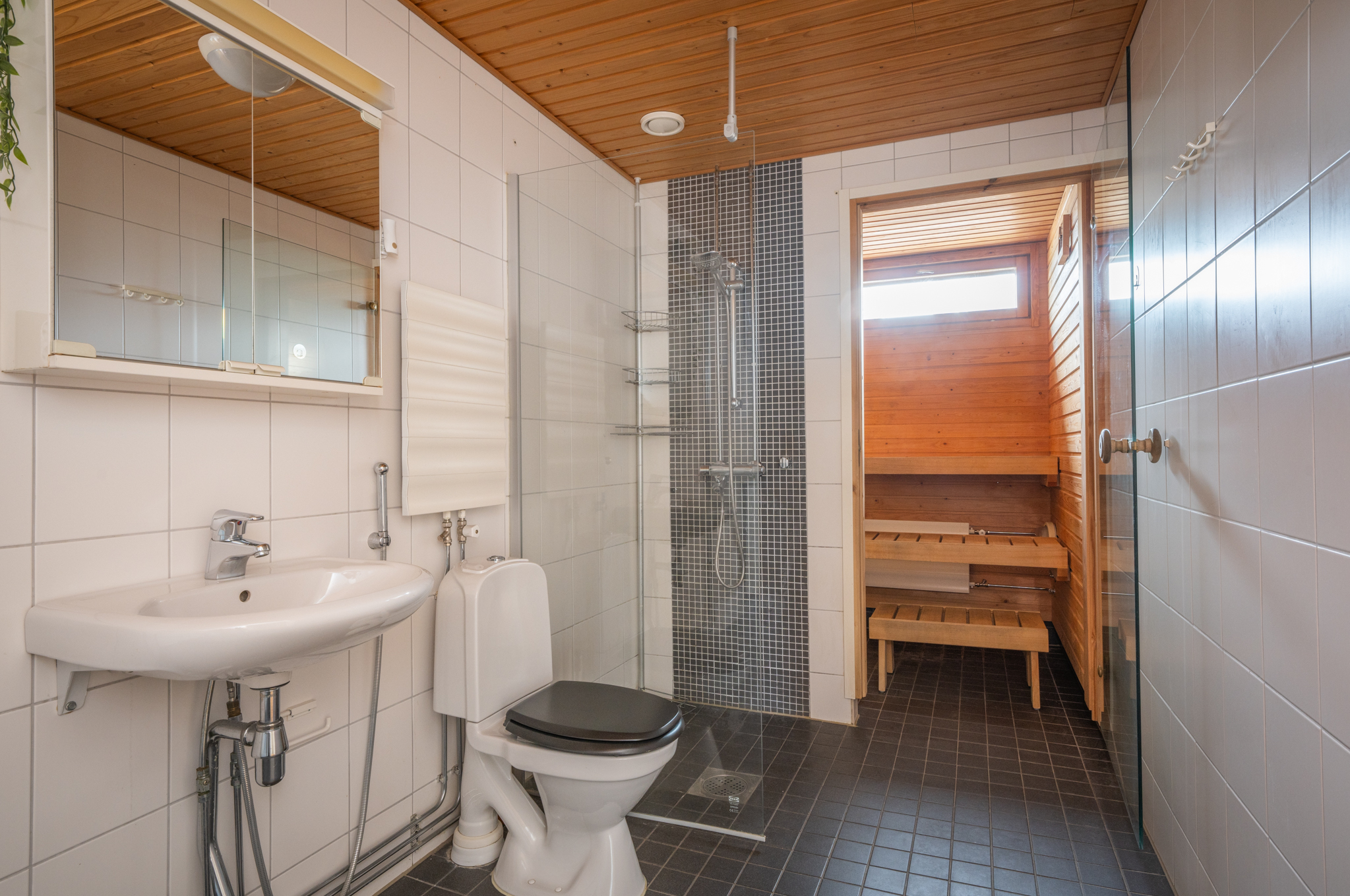 Kylpyhuone ja sauna, yläkerta