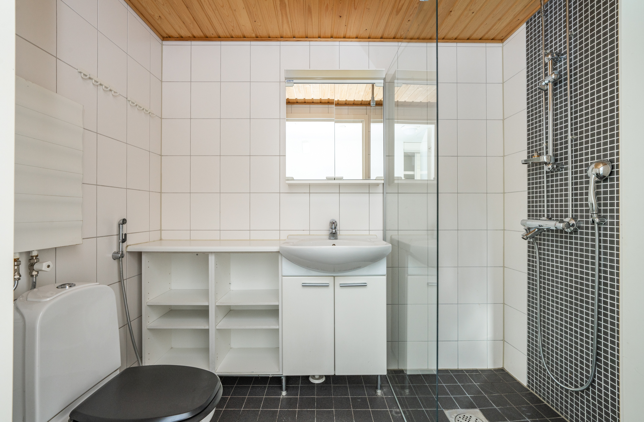 Alakerran kylpyhuone