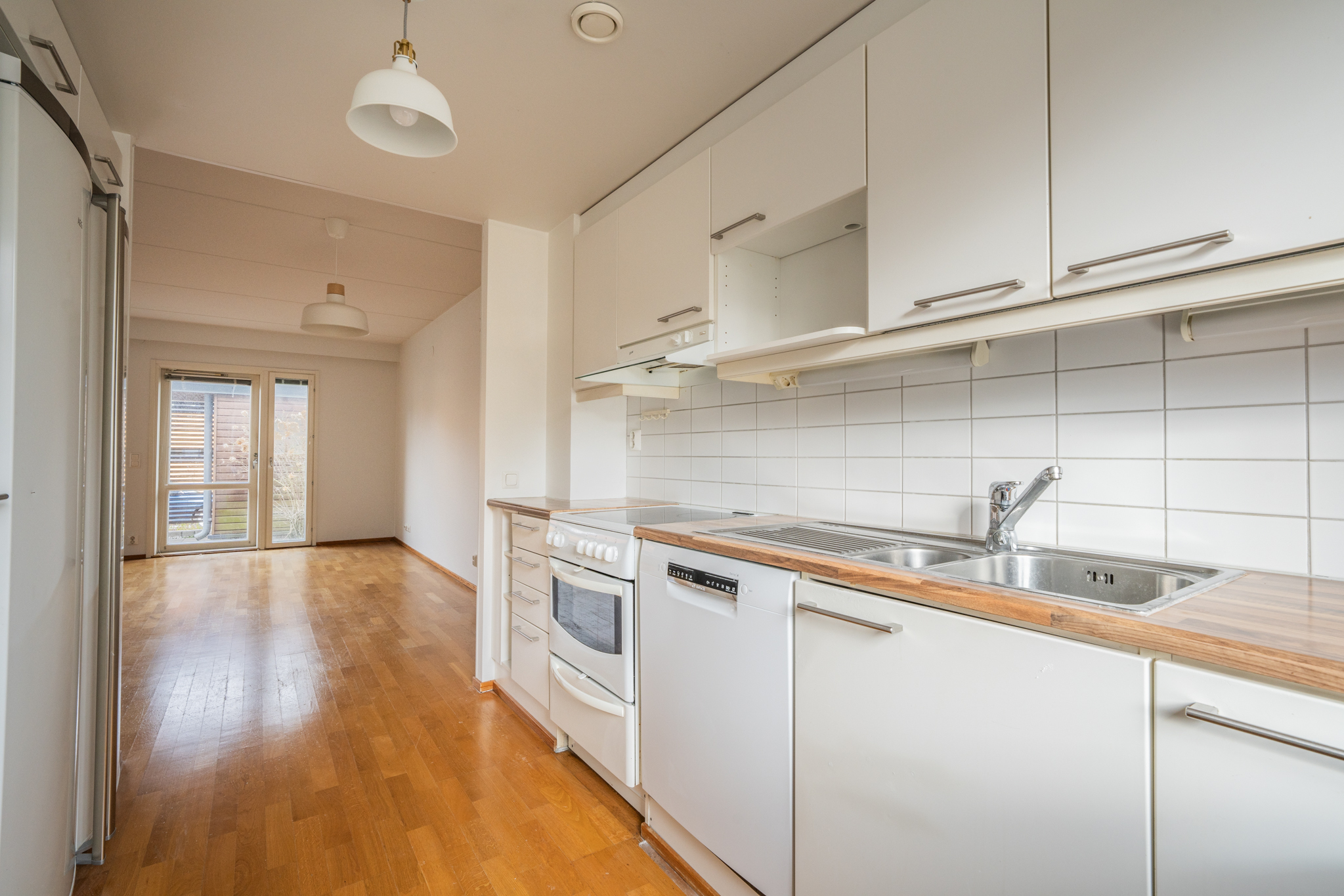 Keittiö, näkymä olohuoneeseen