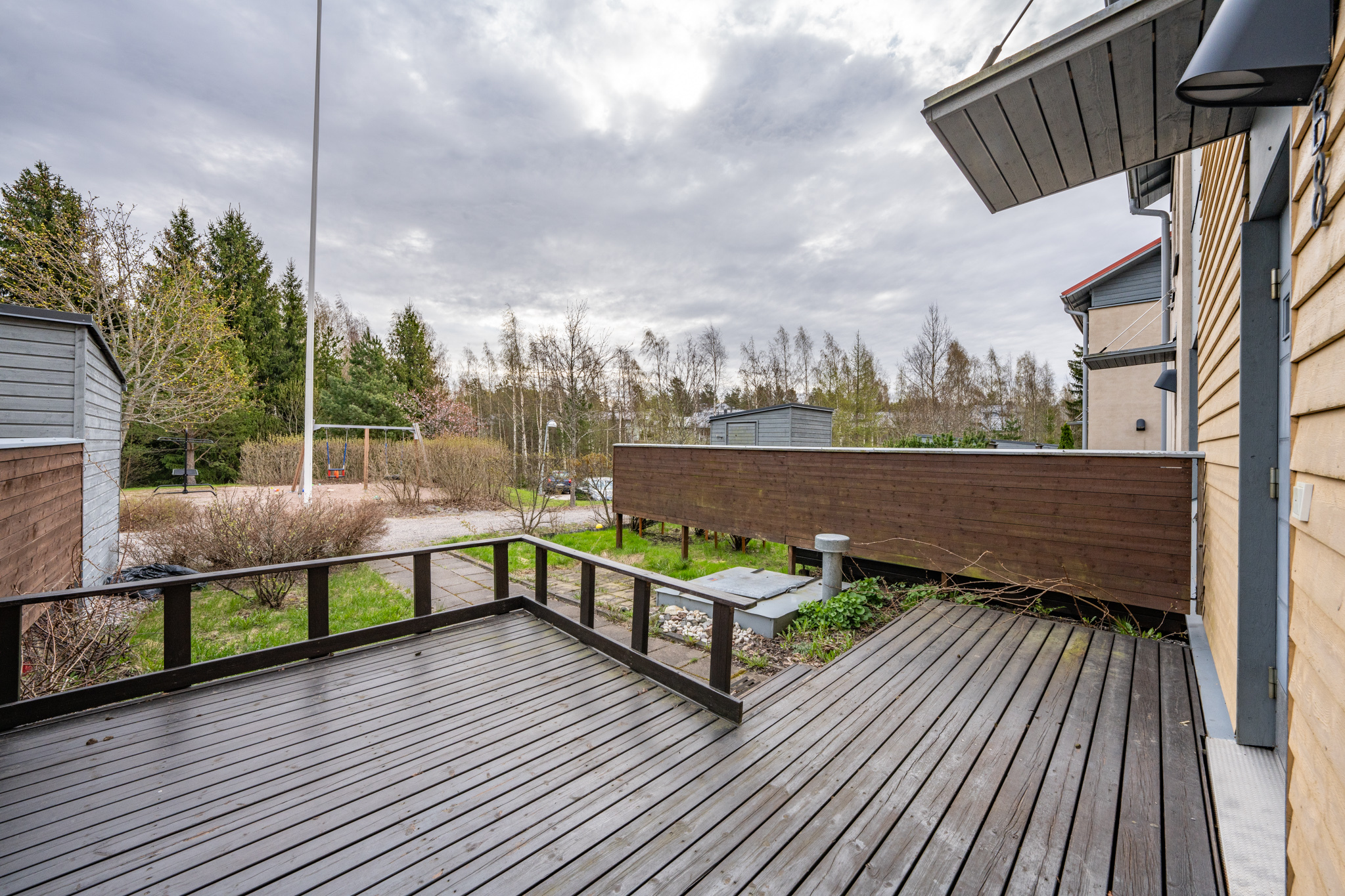 Näkymä etuovelta pihan suuntaan