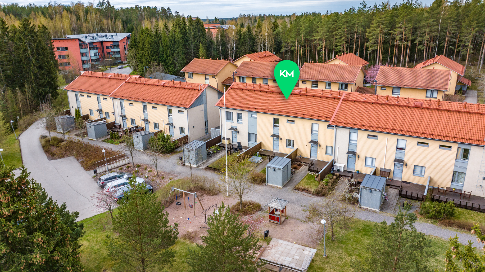 Julkisivu pihan suuntaan