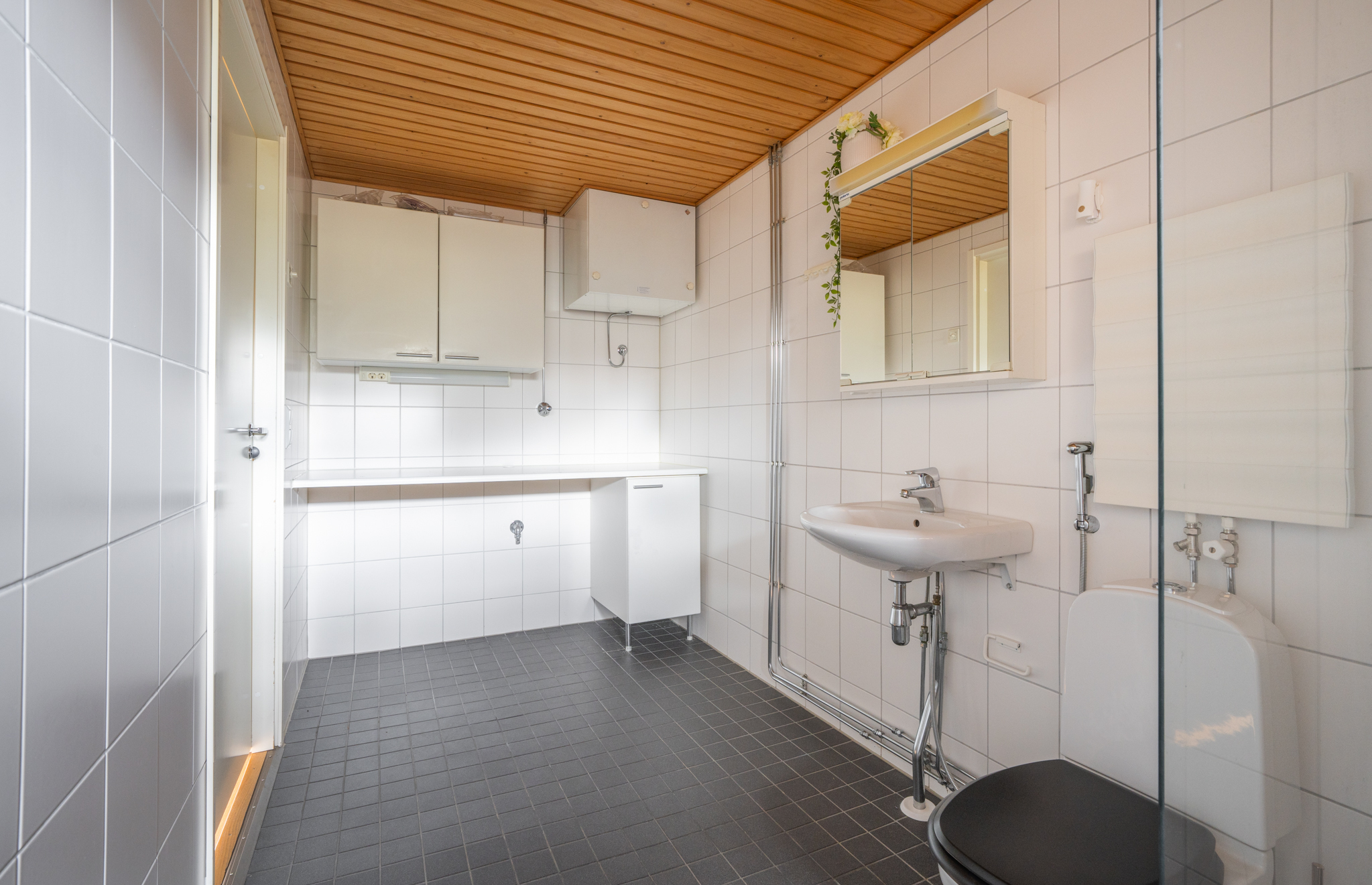 Kylpyhuone ja kodinhoitotila, yläkerta