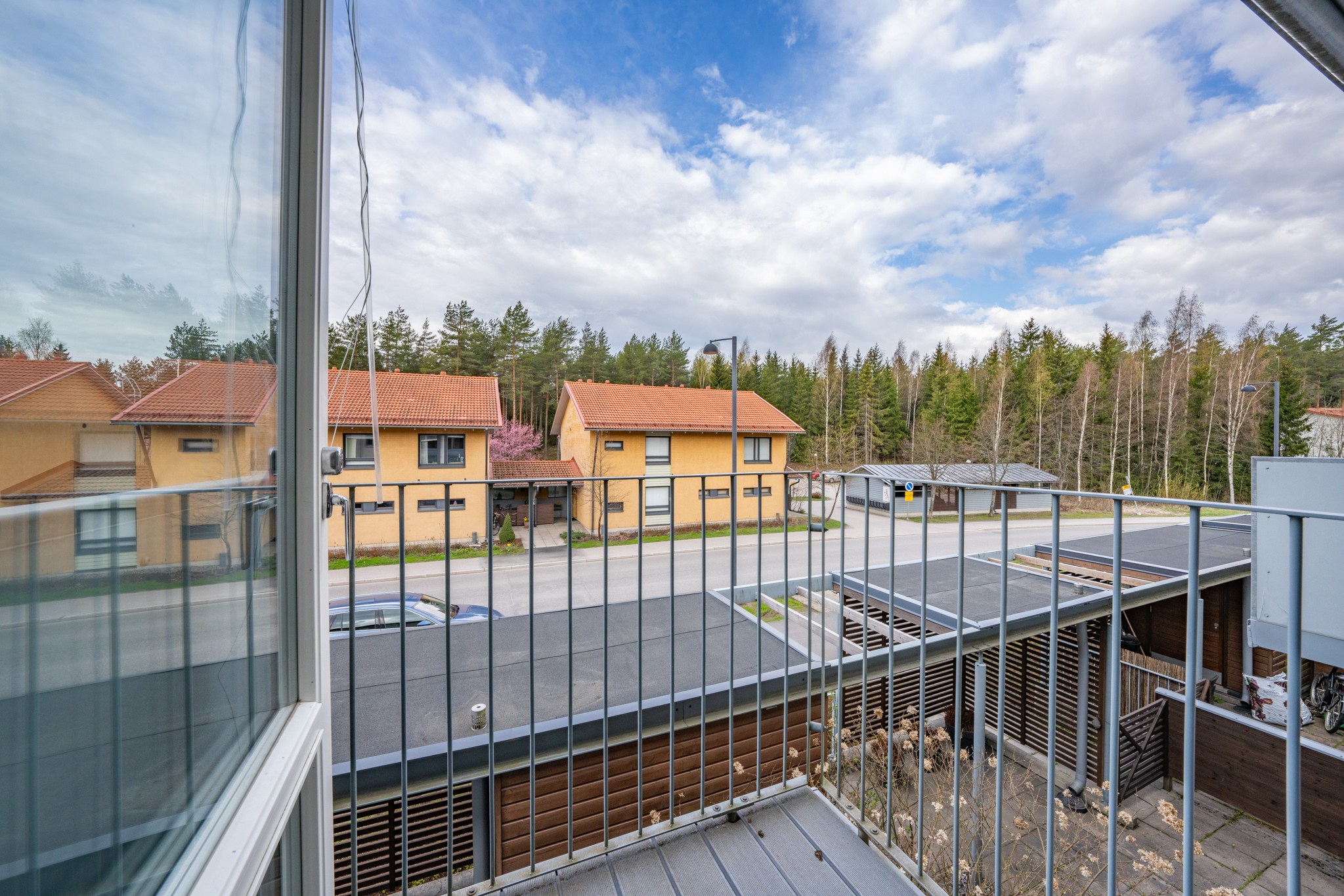 Näkymä yläkerran parvekkeelta Tasbyntien suuntaan