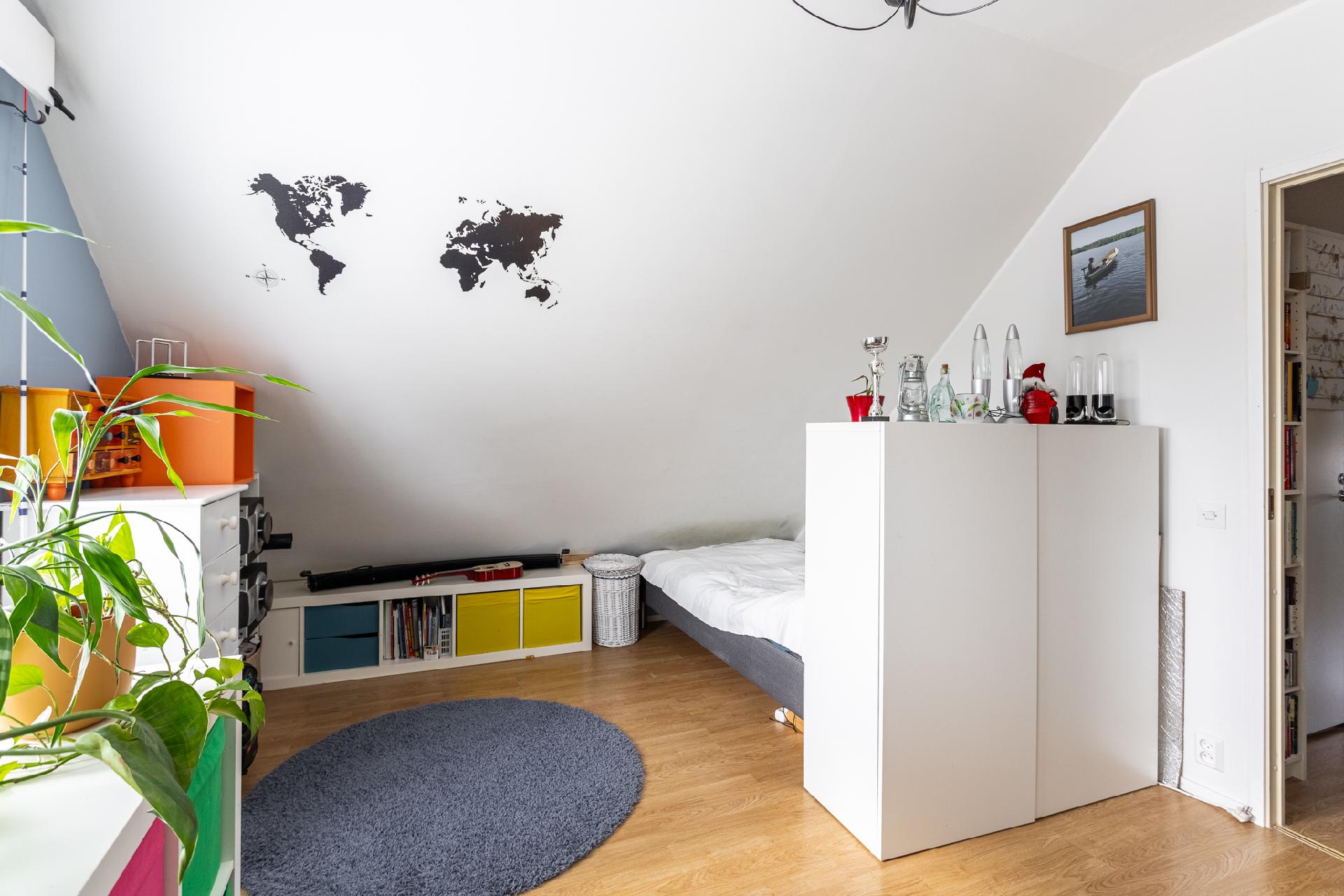 Yläkerran makuuhuone 2