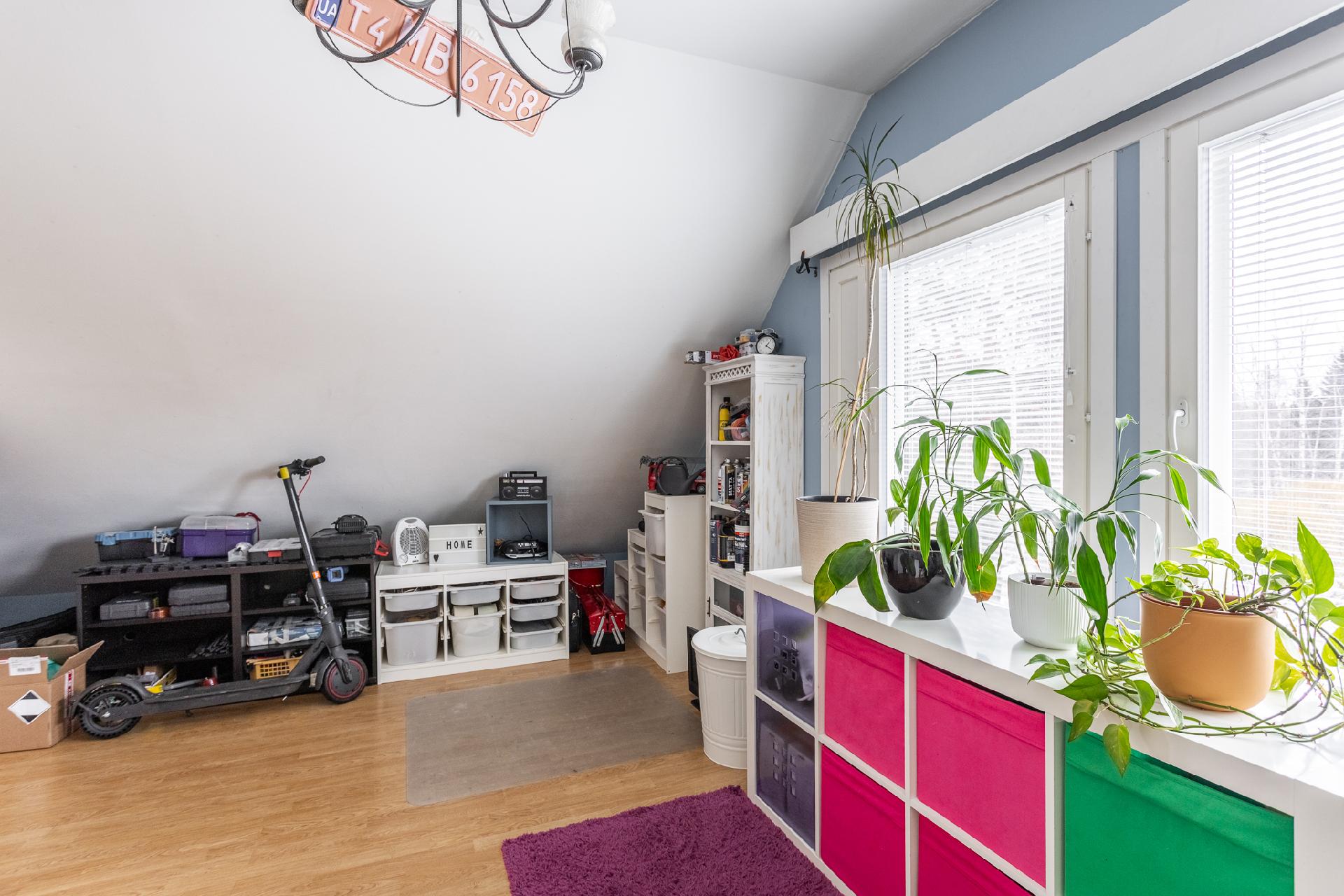 Yläkerran makuuhuone 2