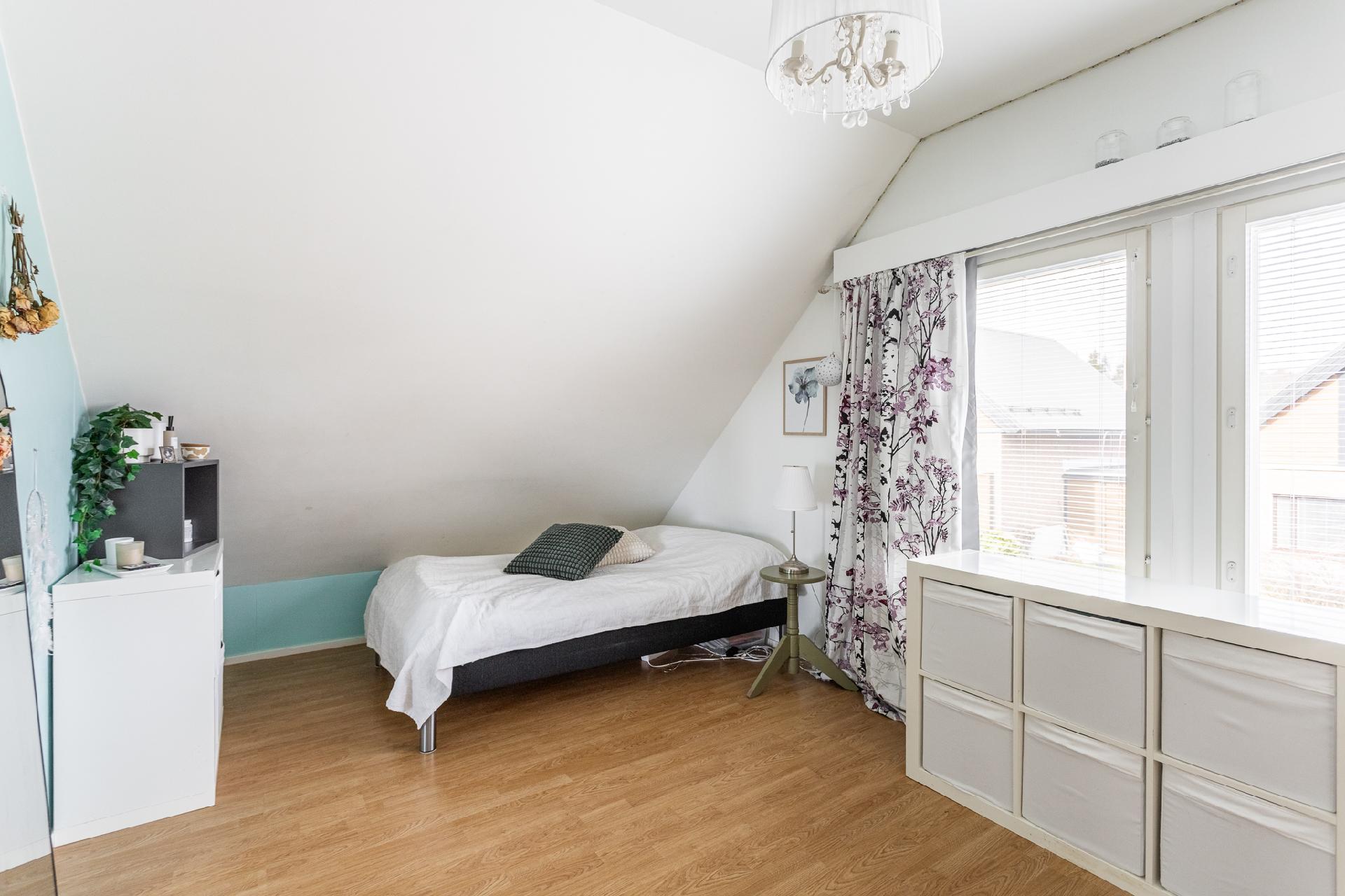 Yläkerran makuuhuone 1