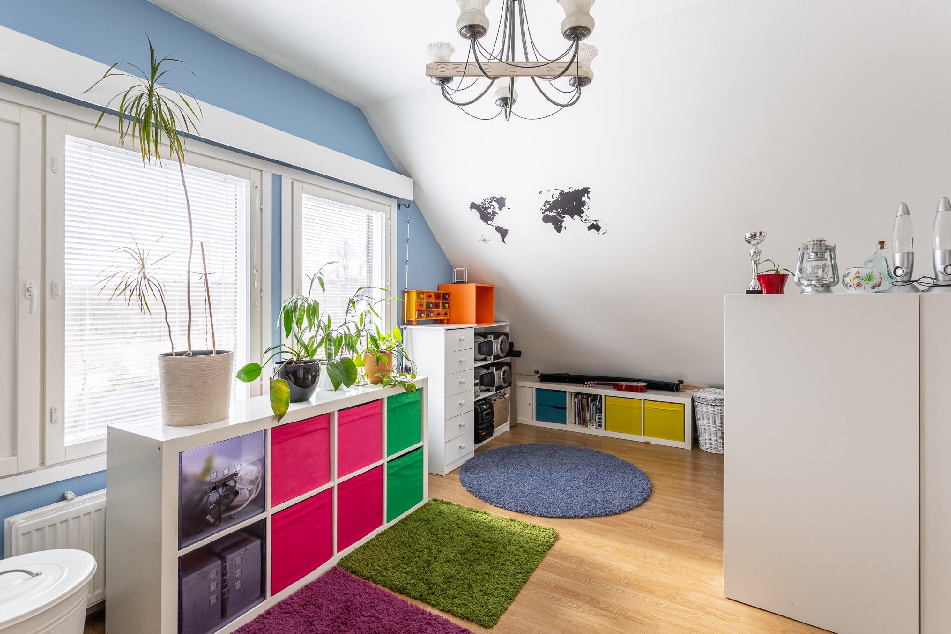 Yläkerran makuuhuone 2