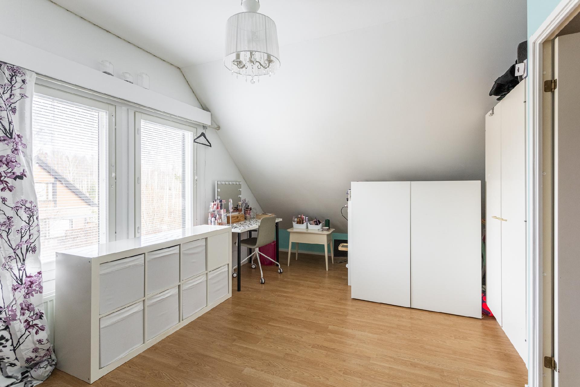 Yläkerran makuuhuone 1