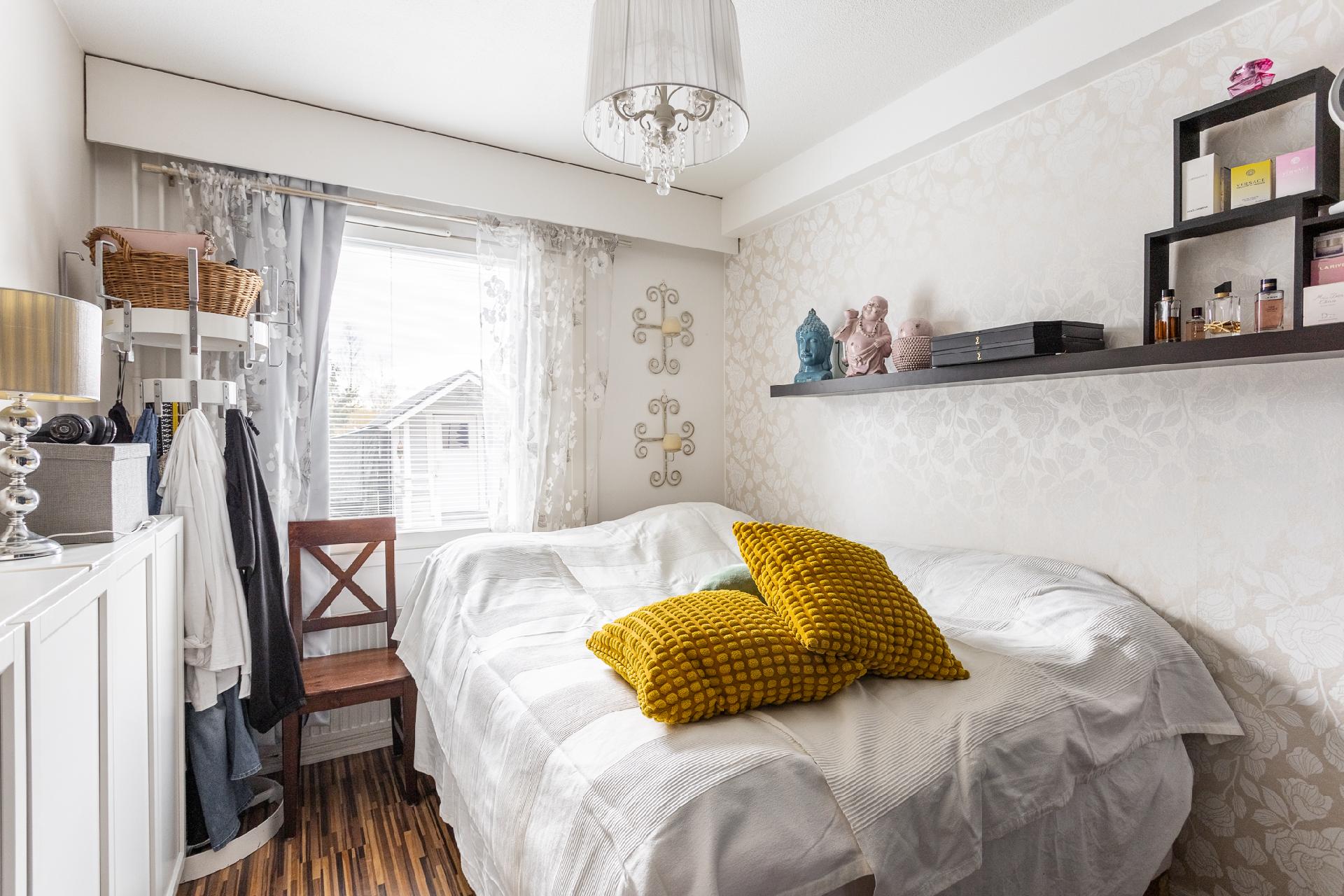 Alakerran makuuhuone