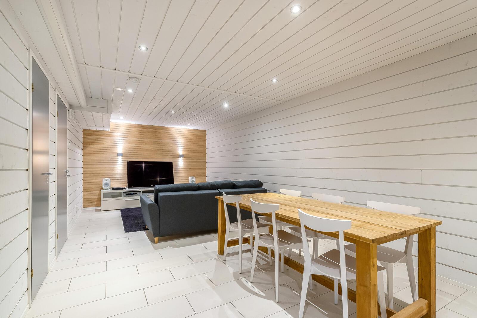 kellarikerroksen oleskelutila/kokoustila