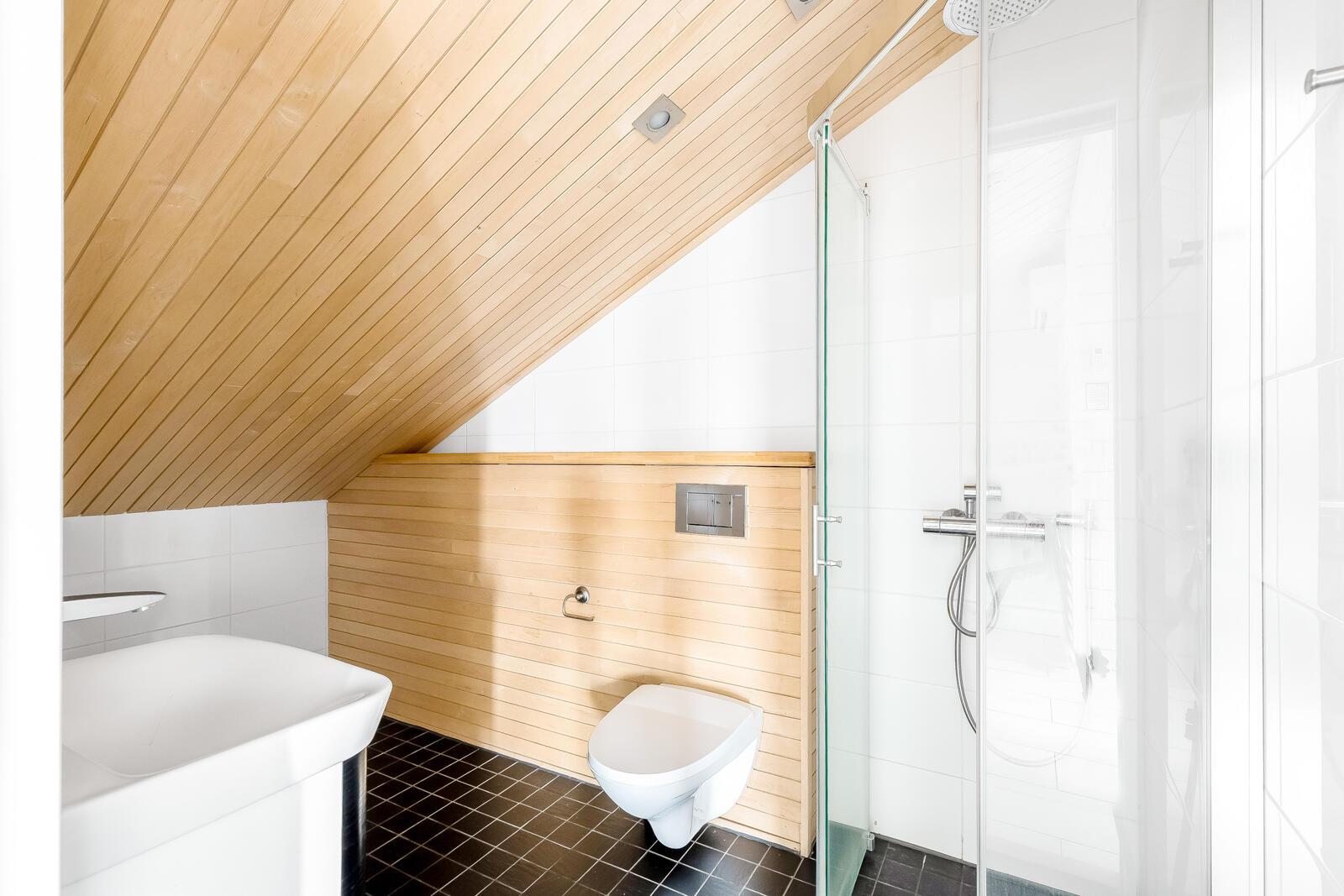 yläkerran kylpyhuone