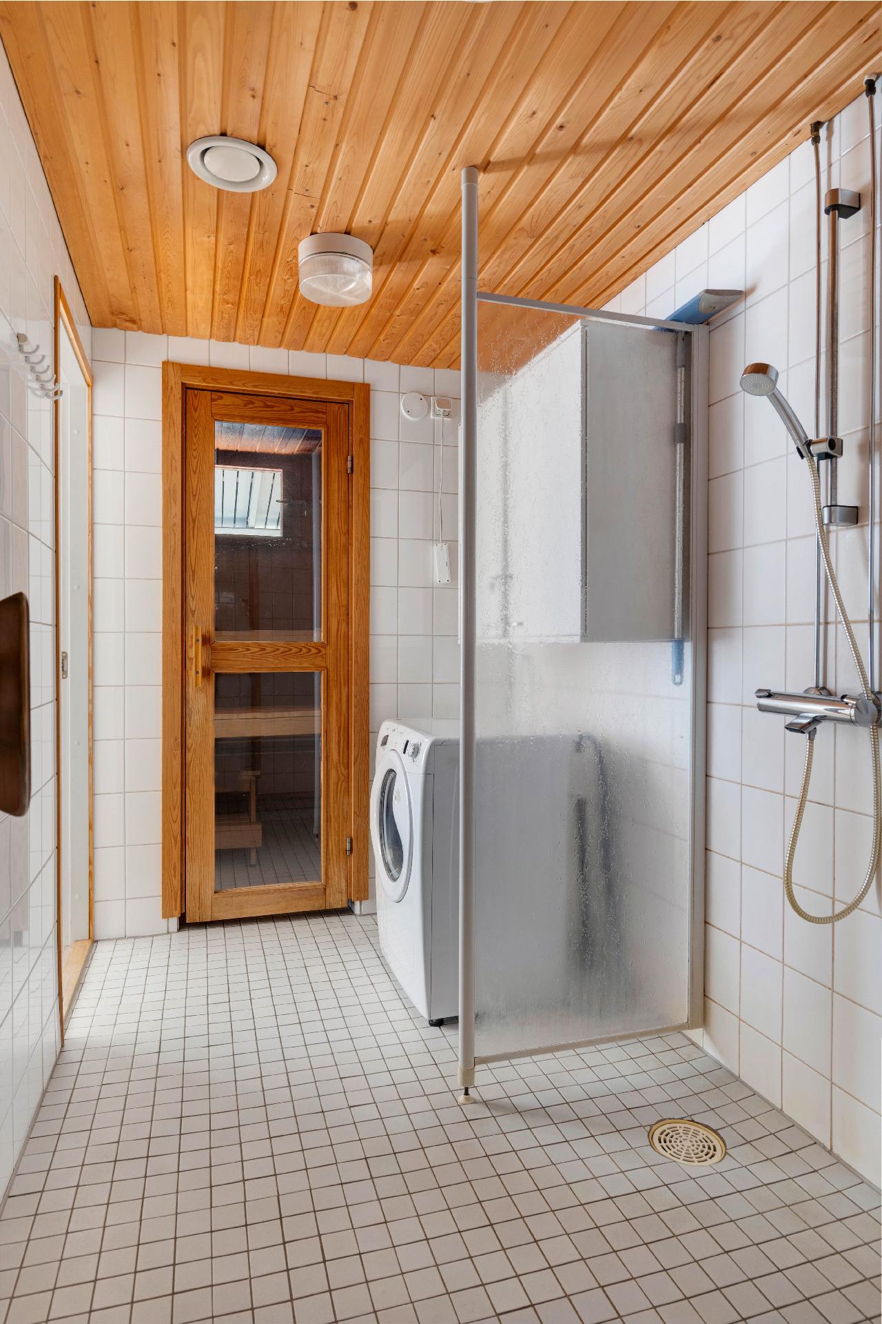 Toinen käynti kylpyhuoneeseen on keittiön kautta