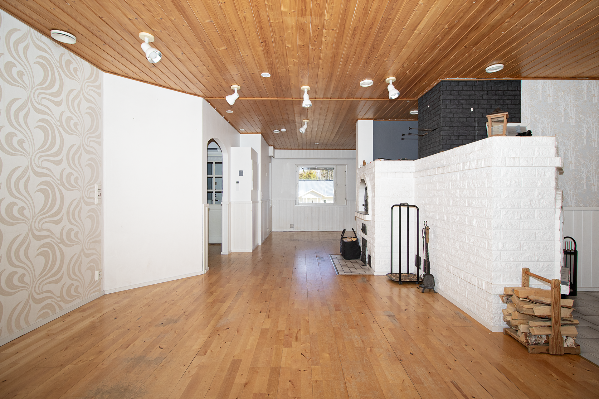 Näkymä olohuoneesta ruokailutilaan