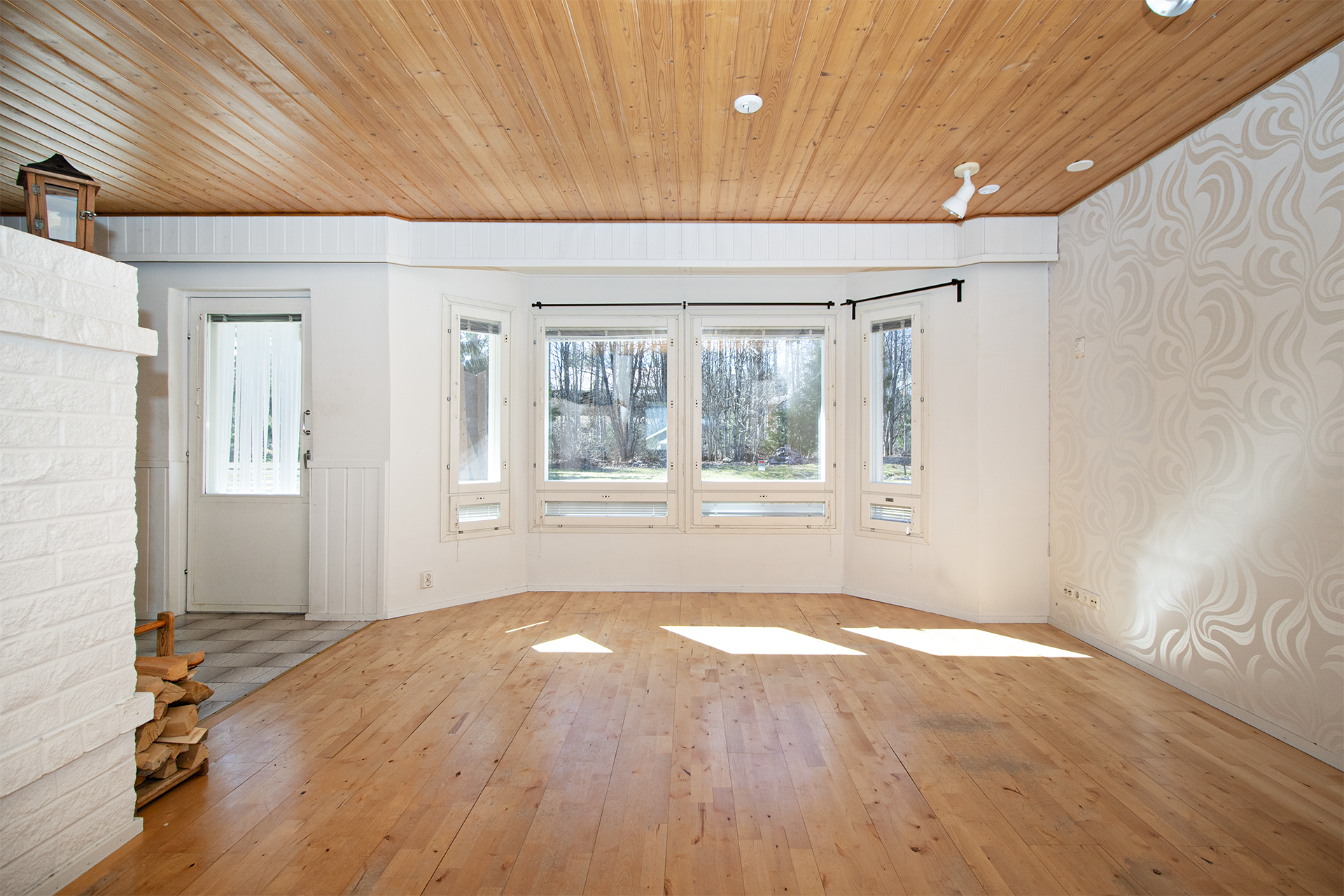 Tilava ja valoisa olohuone