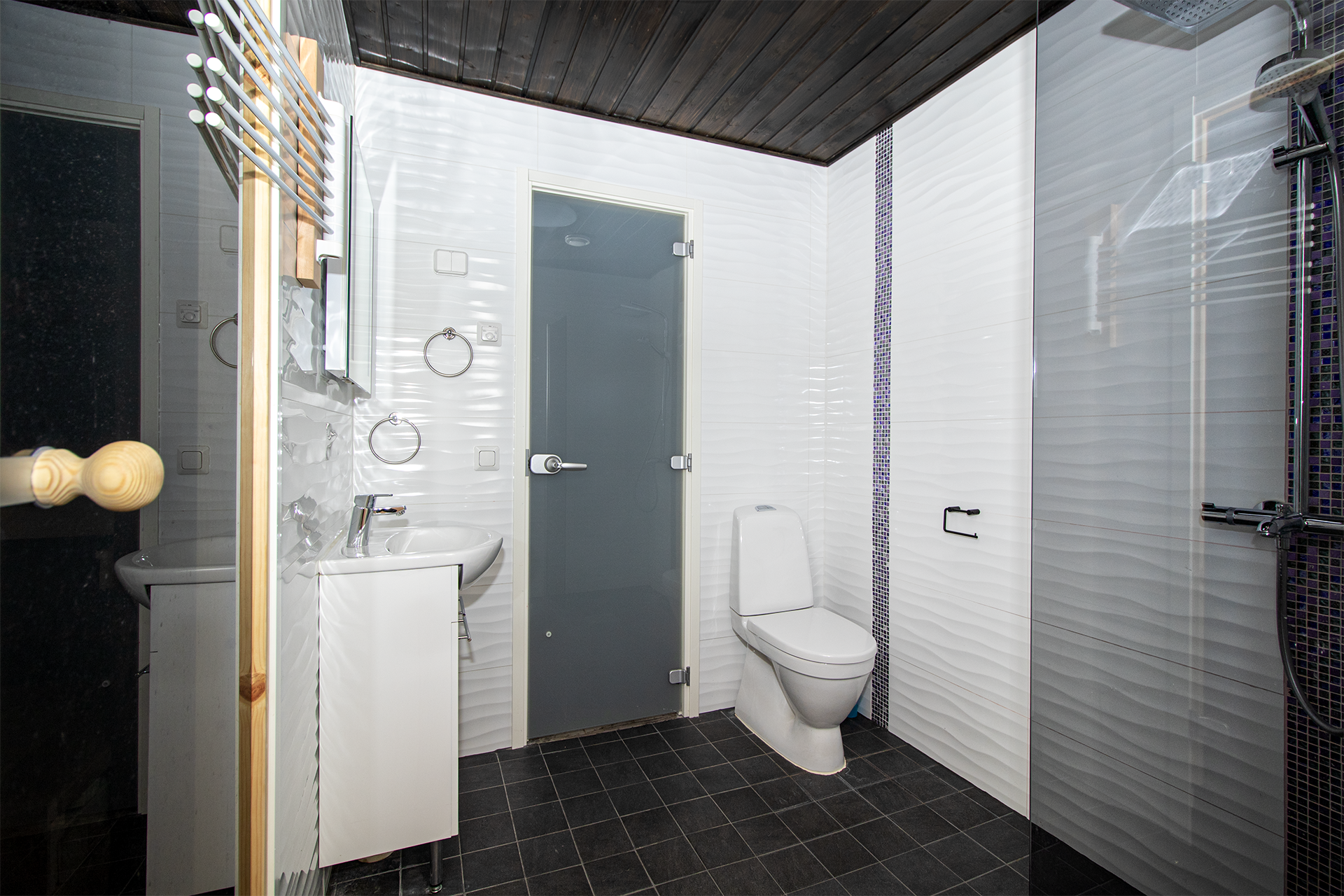 Kylpyhuoneessa Wc-istuin