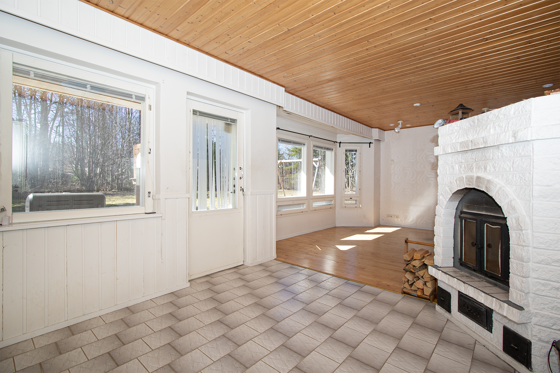 Takkahuoneesta käynti terassille