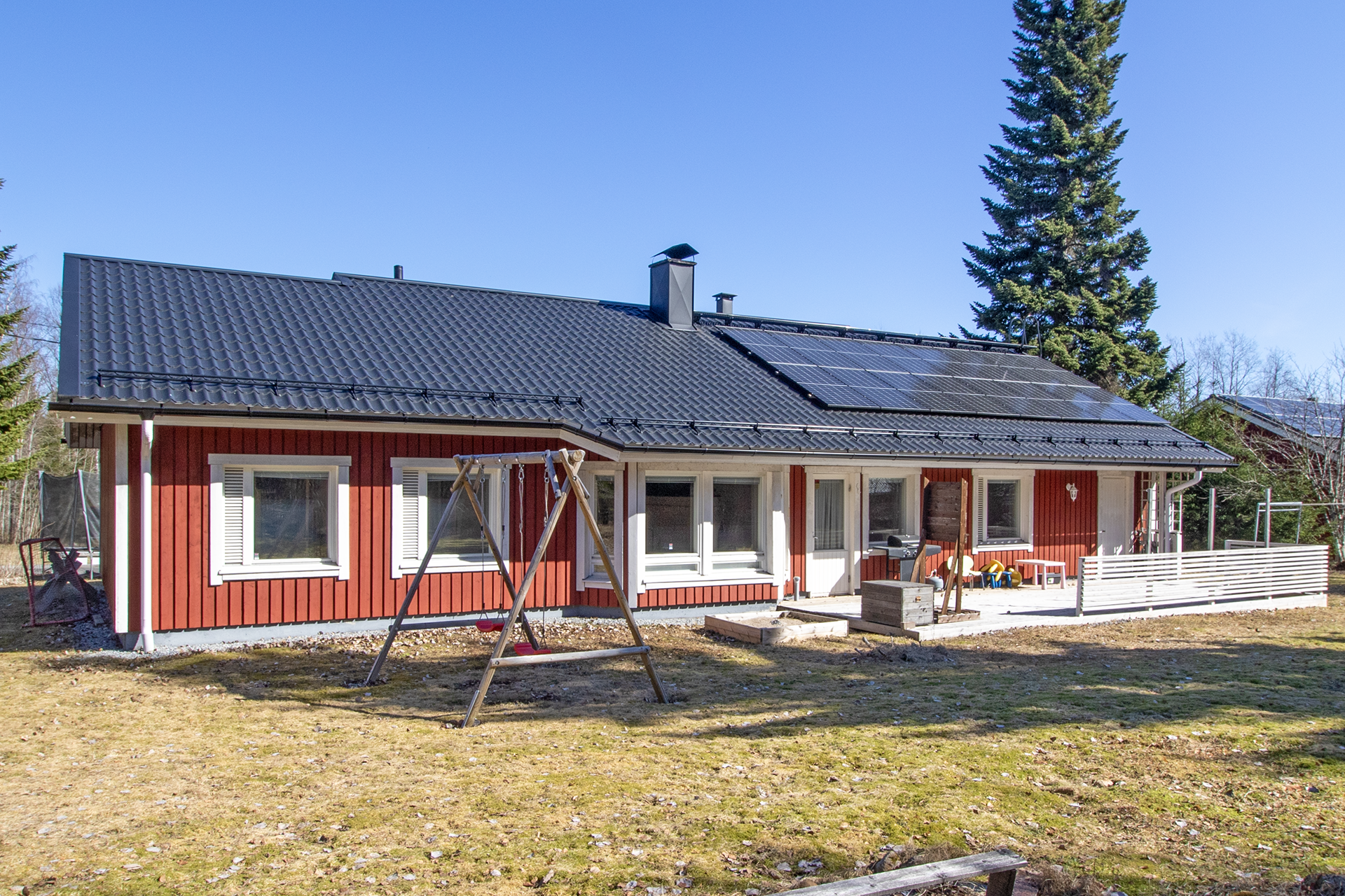 Taka-pihalla aidattu terassi