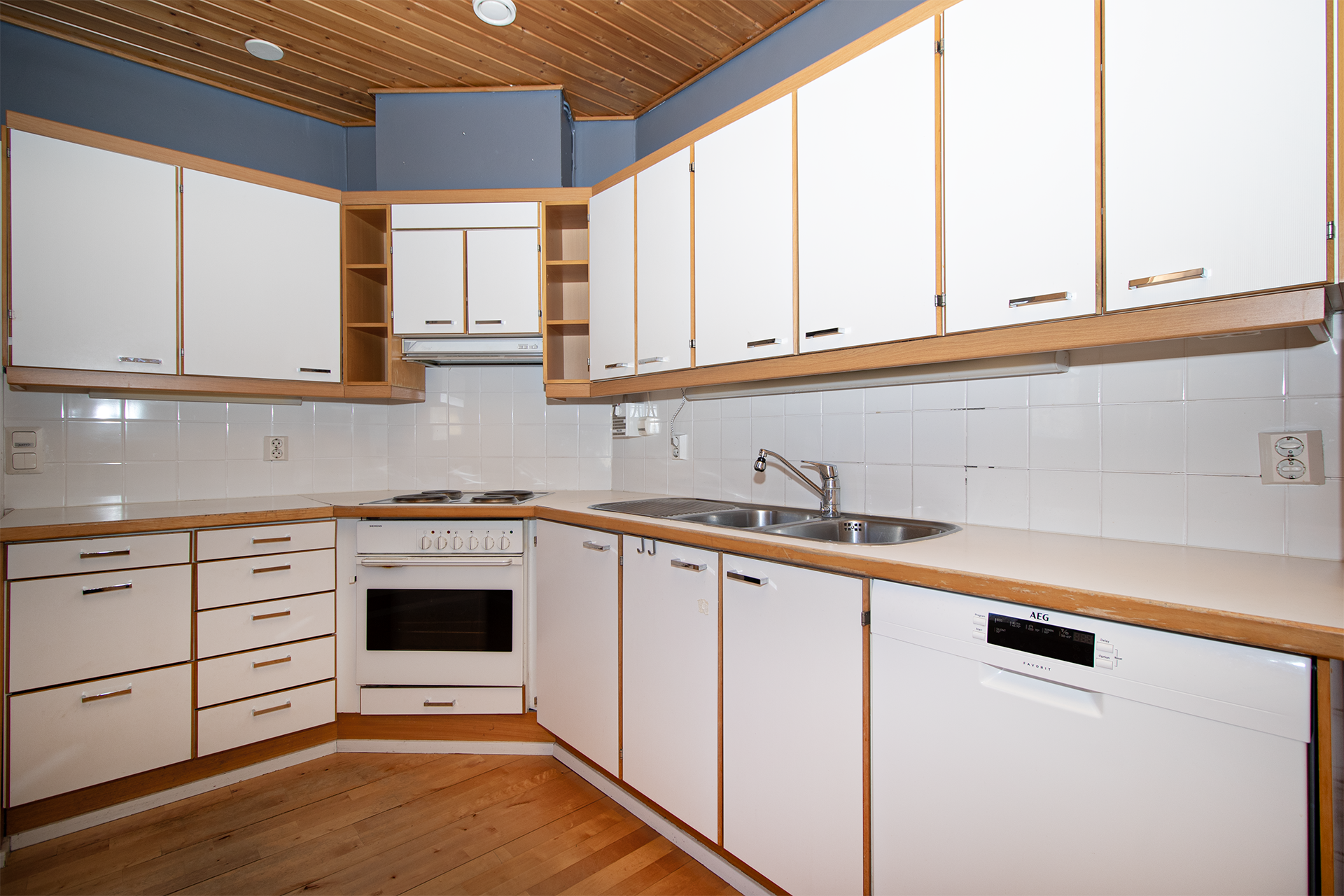 keittiössä runsaasti kaappi-ja laskutilaa