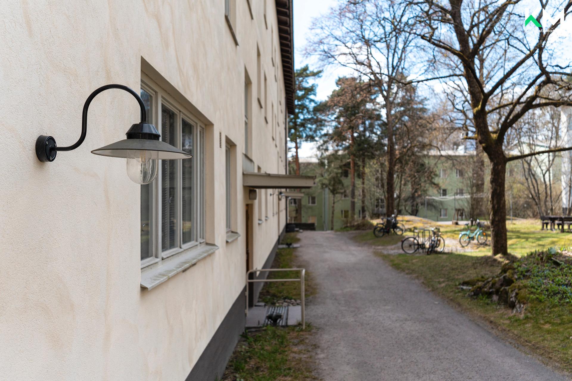 Julkisivun yksityiskohdissa näkyy 1940-luku