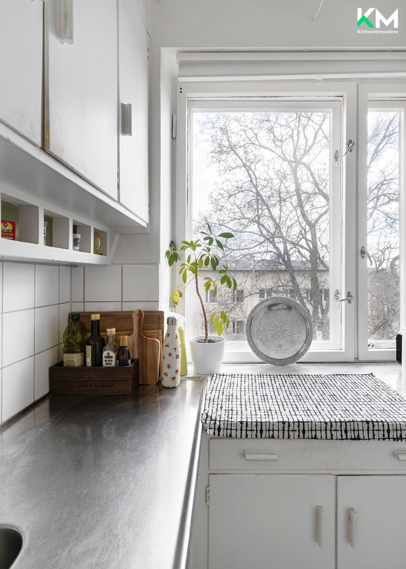 Ihana ikkunanäkymä myös keittokomeron ikkunasta