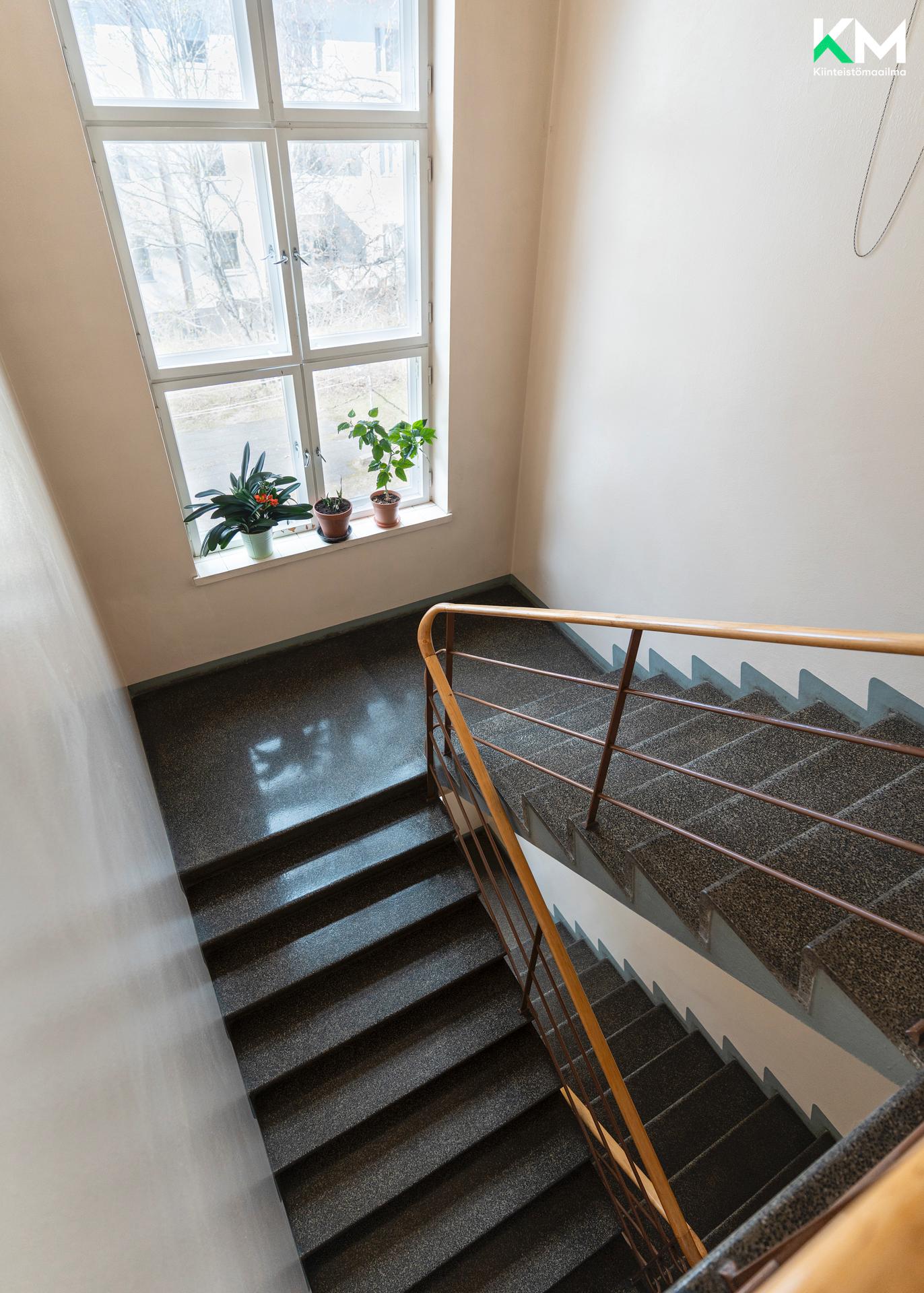 Kaunis porraskäytävä on säilyttänyt alkuperäisen ilmeen